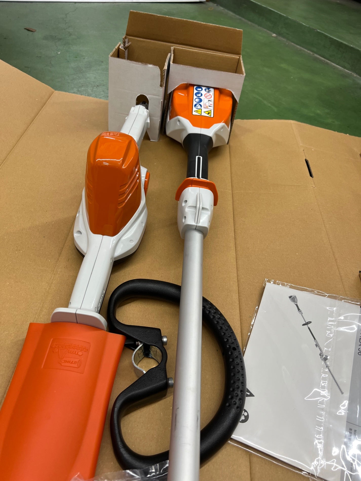 STIHL スチール HSA56 ヘッジトリマー ロングリーチヘッジトリマー バッテリー付 充電器付【桶川店】