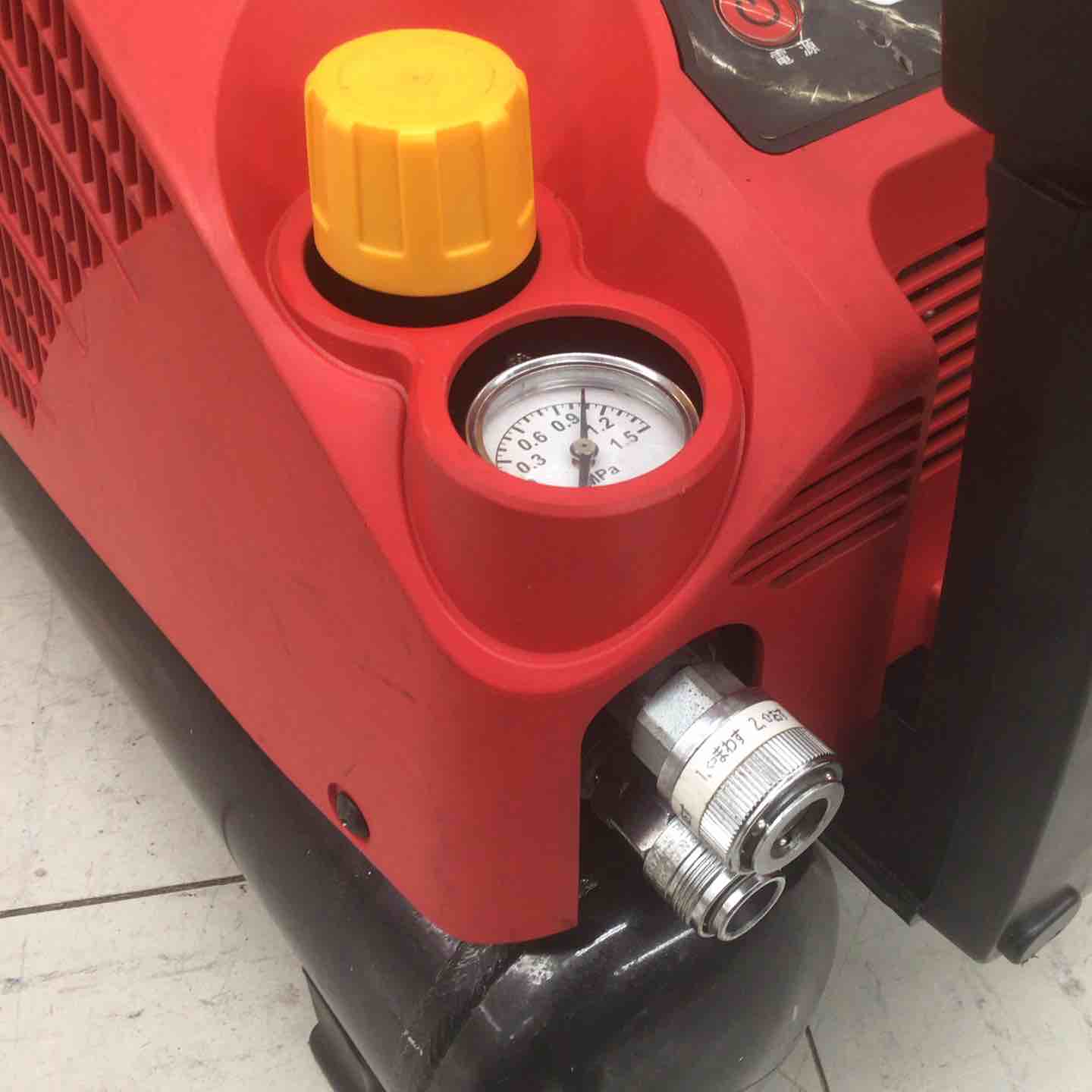 中古品】 マックス/MAX エアコンプレッサー AK-HL1270E_レッド 【鴻巣