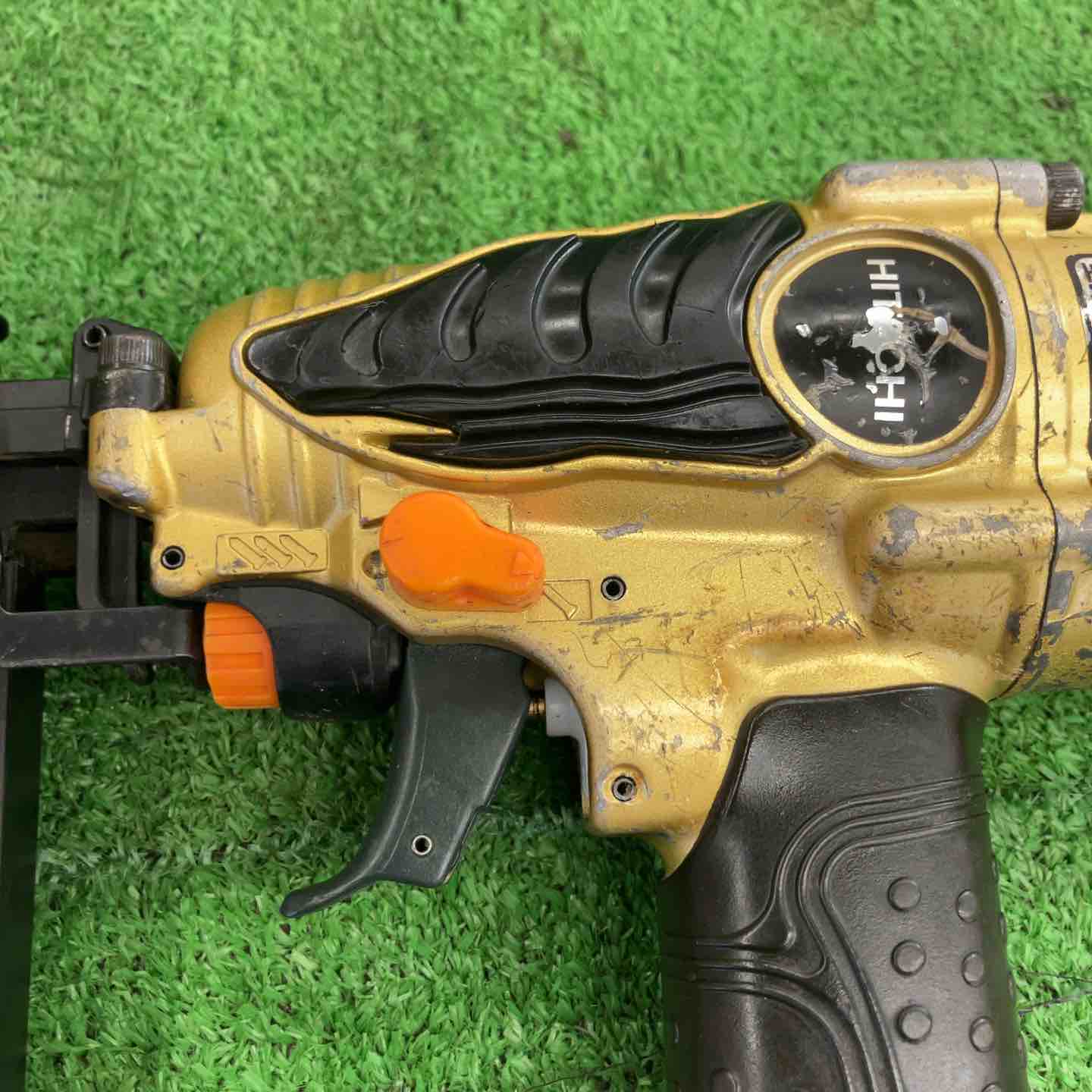 ハイコーキ(HIKOKI N5004HMF 高圧フロアタッカ【船橋馬込店】【店頭取引限定】【中古】管理番号：ITX70HRN4VY2 ハイコーキ(HIKOKI ※旧:日立工機) 高圧フロアタッカ N5004HMF【川崎店