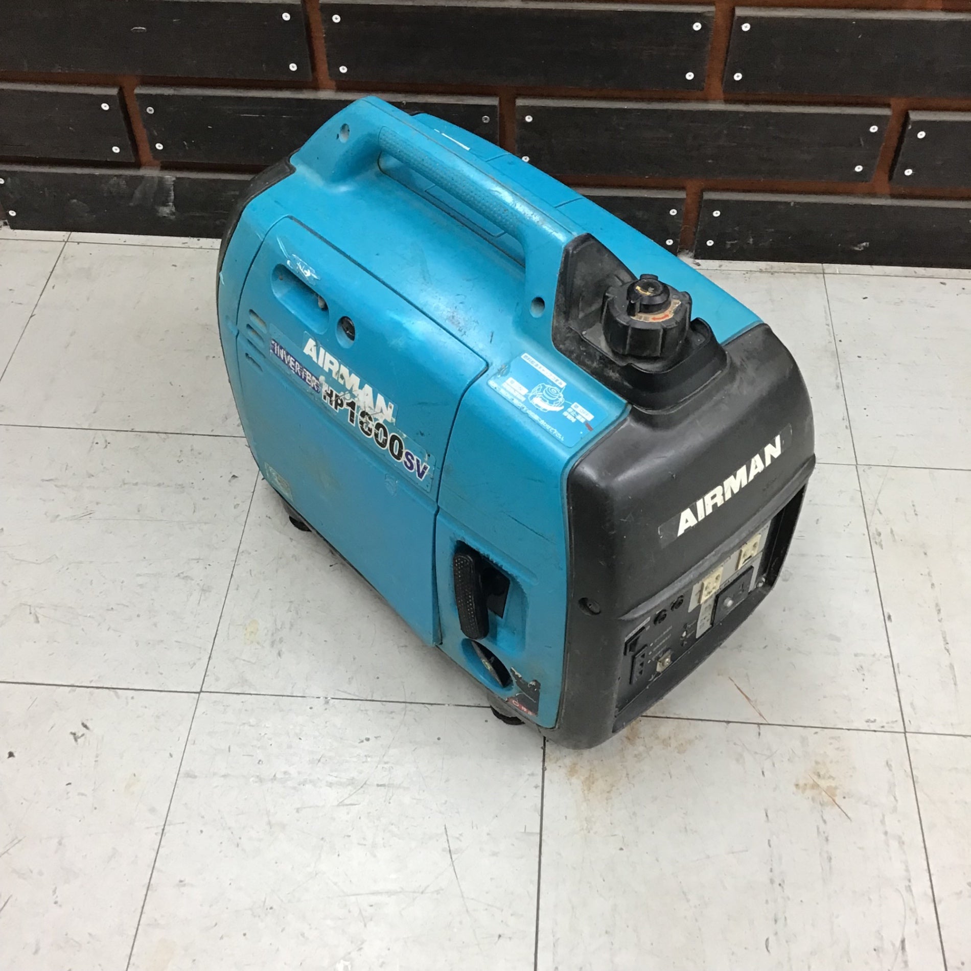 AIRMAN インバーター発電機 HP1600SV ポータブル発電機　美品 エアーマン インバーター発電機 HP1600SV【中古品】