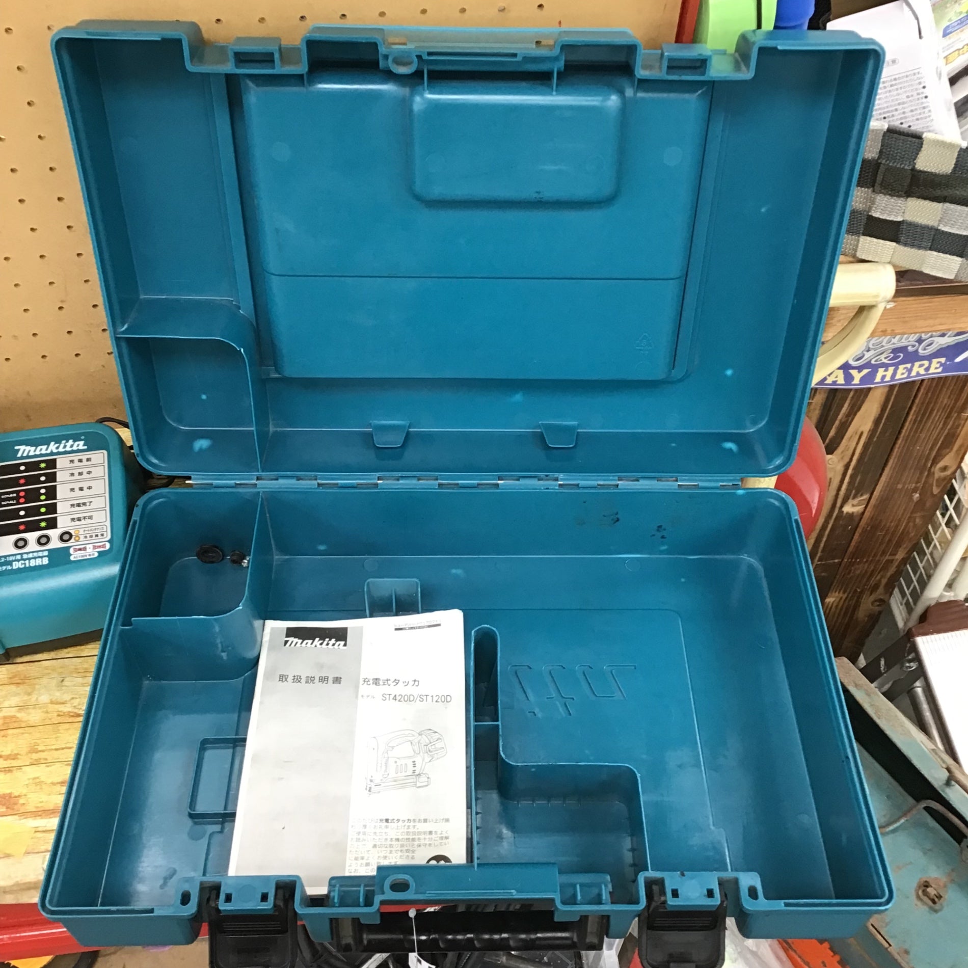 マキタ(makita) 14.4V 4mm J線 コードレスタッカ ST420DRF【川崎