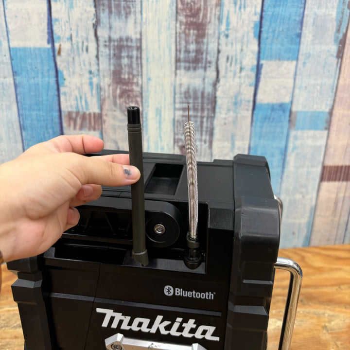 ★マキタ(makita) コードレスラジオ MR106B アンテナ破損あり【柏店】