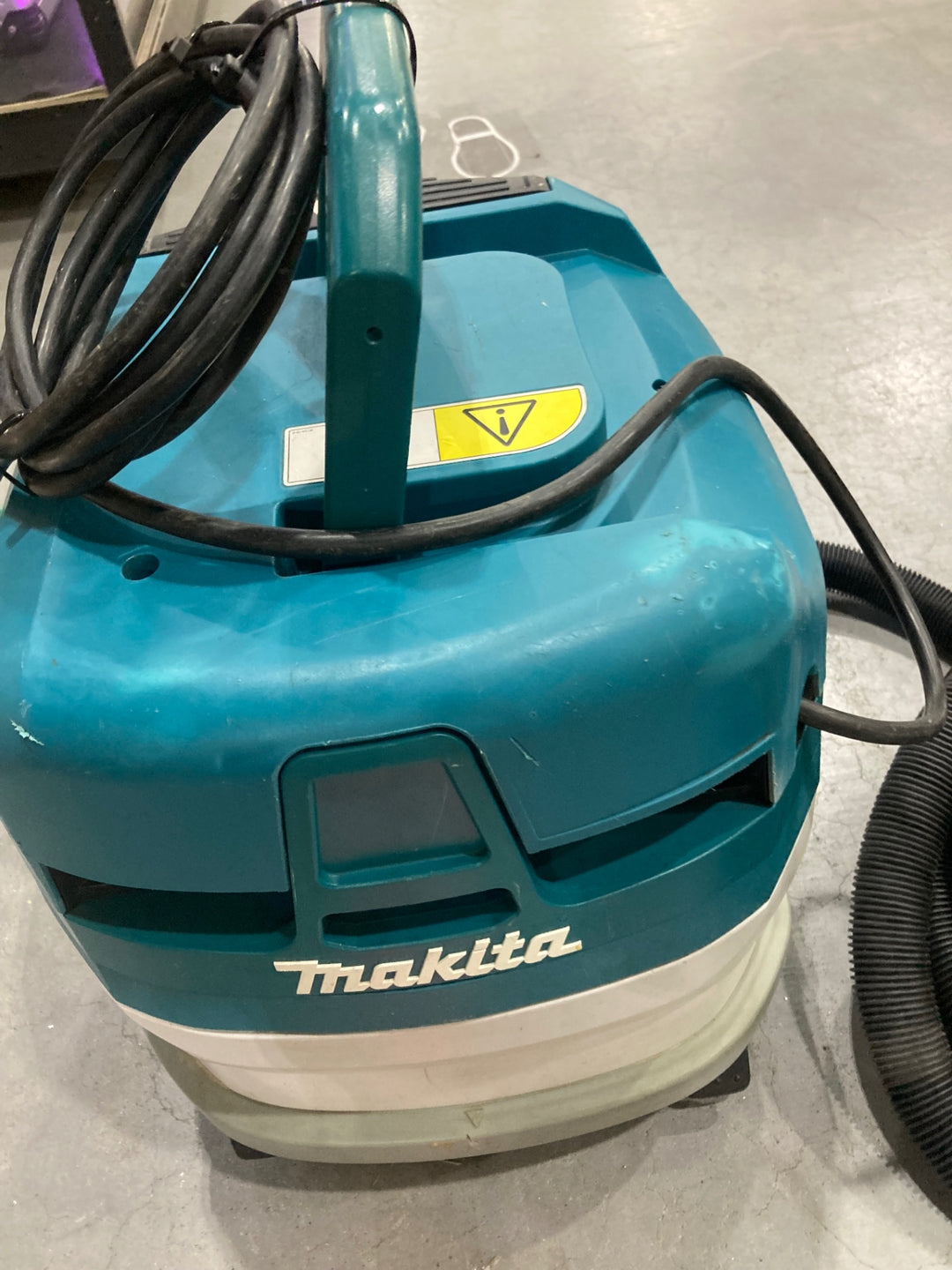 ★マキタ(makita) 集じん機 乾式 VC0840　連動コンセント付　粉じん専用　集じん容量 8L　【川口店】