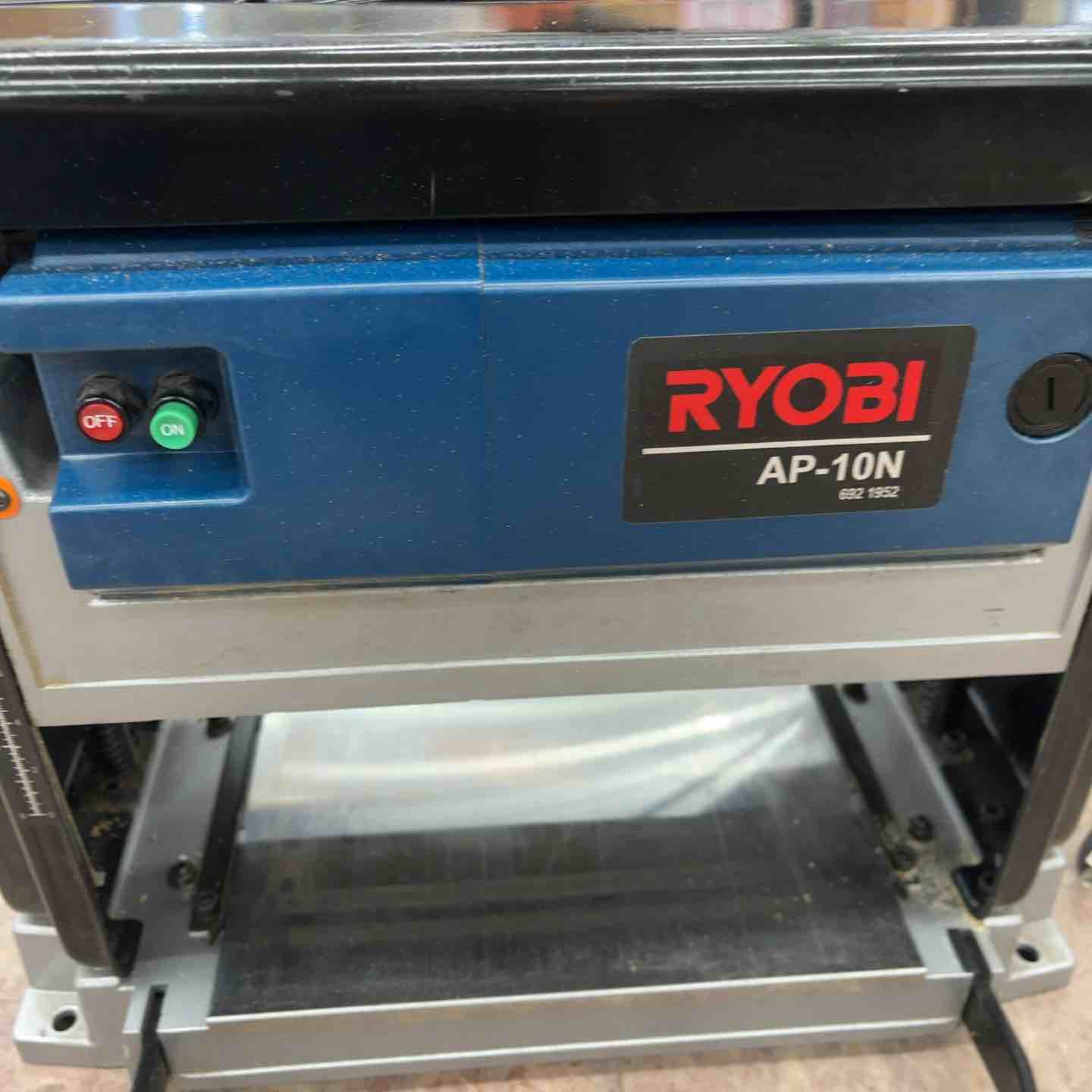 中古品】リョービ(RYOBI) 自動カンナ AP-10N【所沢店】 – アクトツール