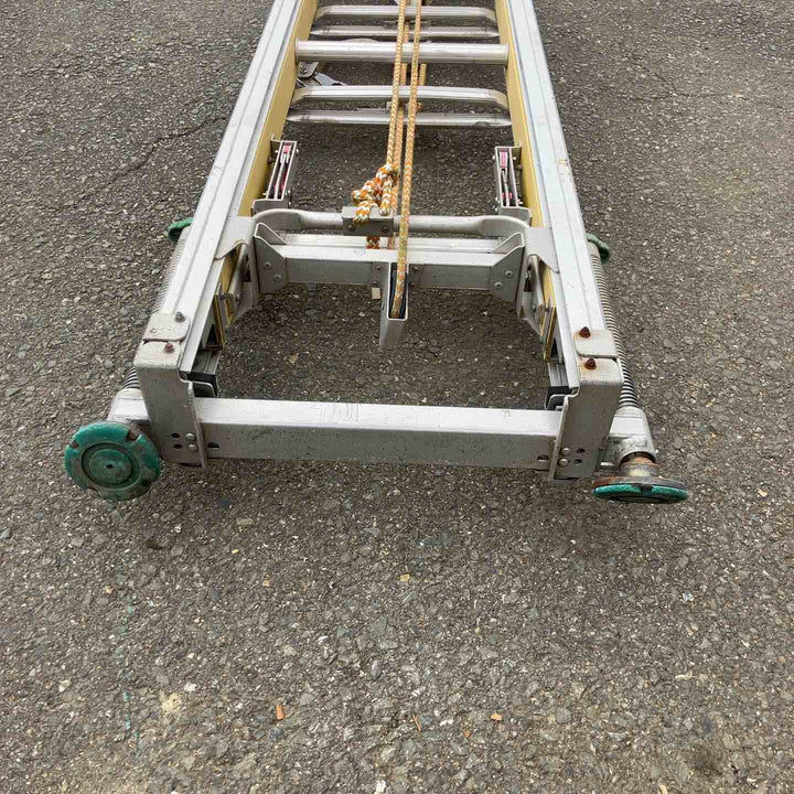 【店頭受取り限定】 ナカオ 2連伸縮はしご 軽太 LT-8.3 【鴻巣店】下から2段目付近に割れアリ ※現状品