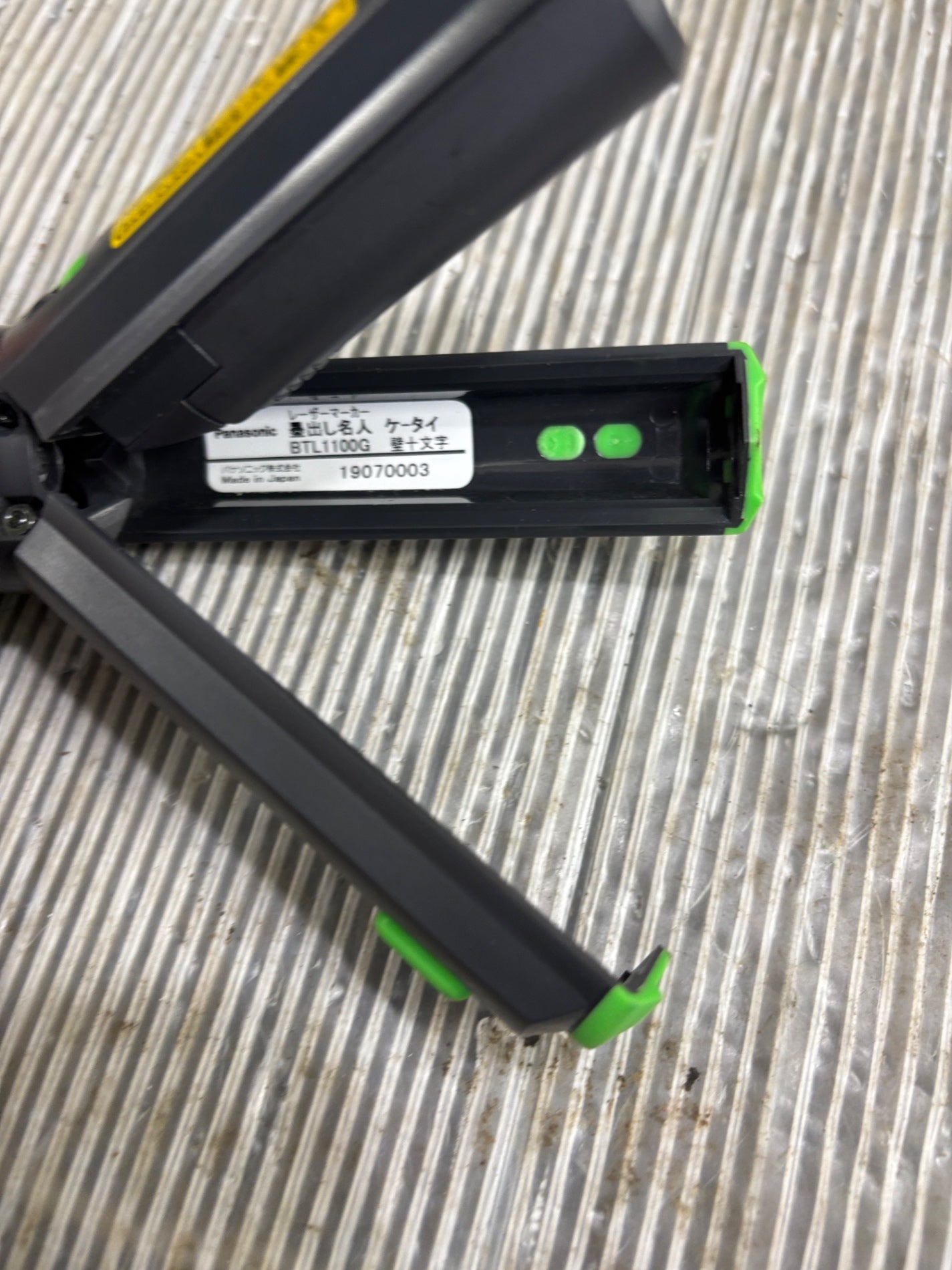 Panasonic BTL1100G レーザー墨出し器 墨出し名人【市川行徳店】【店頭取引限定】【中古】管理番号：IT3SI40E5BB0 楽天市場】BTL1100G レーザーマーカー 墨出し名人 ケータイ 壁十文字