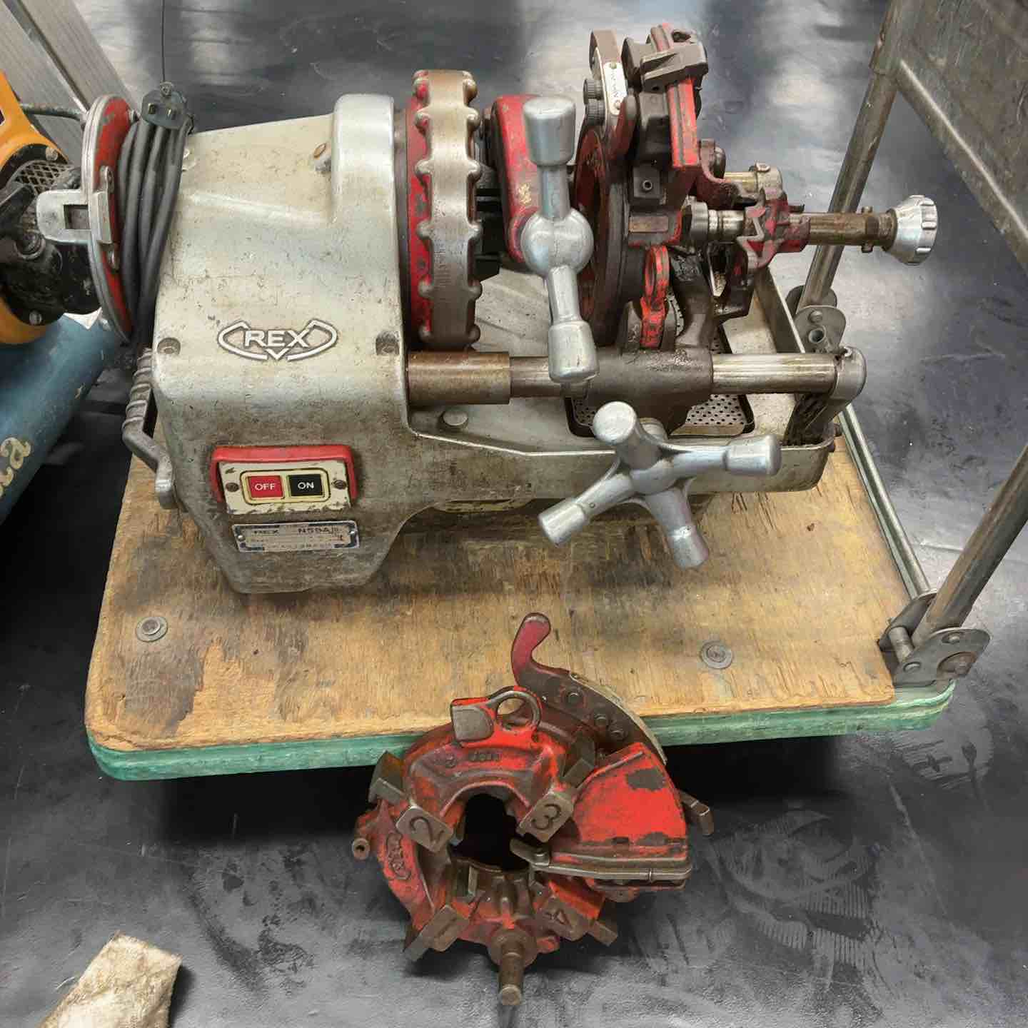 値下げ可【中古ジャンク】ねじ切り機 imgrc0178500774.jpg