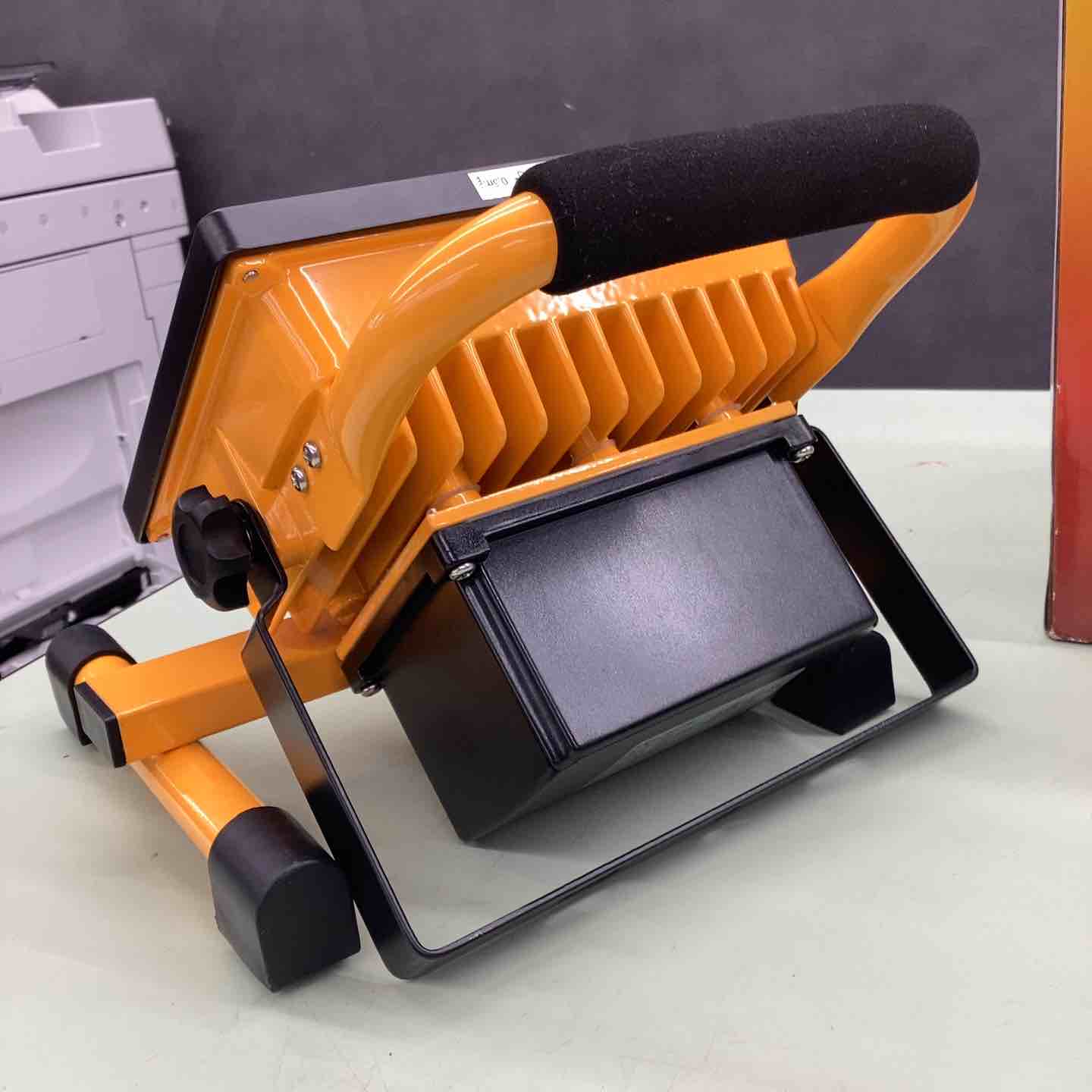 ネクセル LED充電式投光器・台座マグネット付 GD-F026-3Y(20W) 充電式LED投光器 GD-F026-3Y(20W) マグネット付 業務用や個人用の