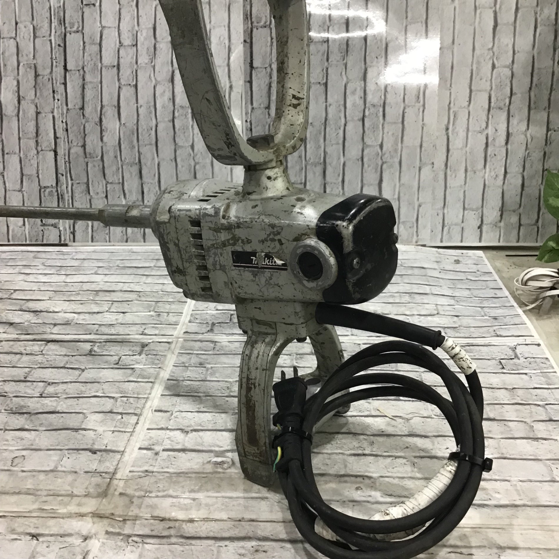 マキタ UT2400 かくはん機 makita【船橋馬込店】【店頭取引限定】【中古】管理番号：ITNXGSJ0OB2E 中古品】 マキタ(makita) かくはん機 カクハン機 UT2400 【東大和店