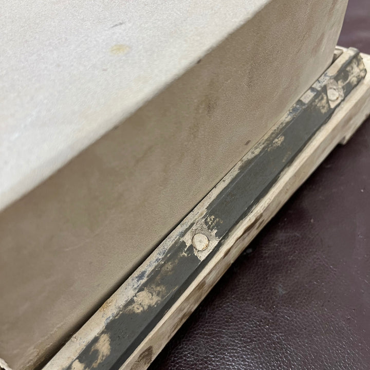 【中古品】天然砥石 産地不明 台座付 6.68㎏ (約W:238H:110D:115) 沼田？ 総本山？【東大和店】