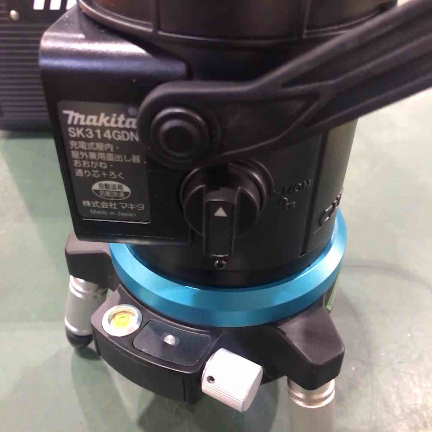 【破損無し、美品】黒青 グラデーション 器 〇makita マキタ 充電式追尾墨出し器 SK314GDN グリーンレーザー【川口