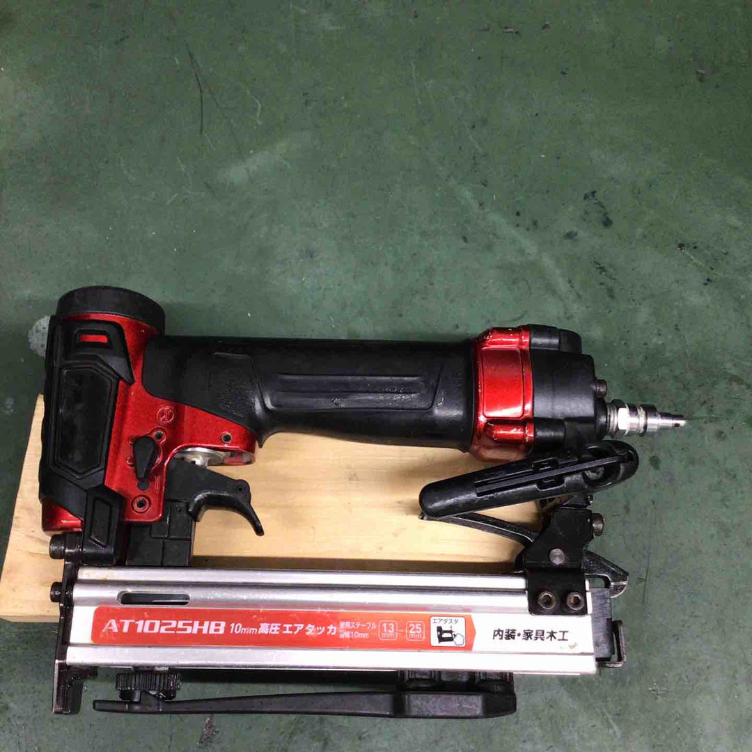 ◇マキタ(makita) 高圧エアタッカ エアダスタ付 10mm 赤 AT1025HB【戸田店】