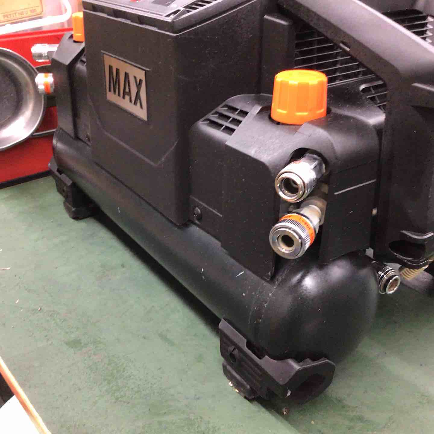 ☆マックス(MAX) エアコンプレッサー AK-HH1310E_ブラック【戸田店