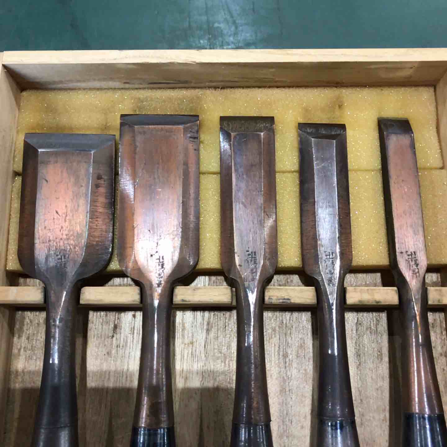 靑堂鐵正作 叩き鑿 ブロンズ仕上げ 5本組 桐箱付き 【川口店