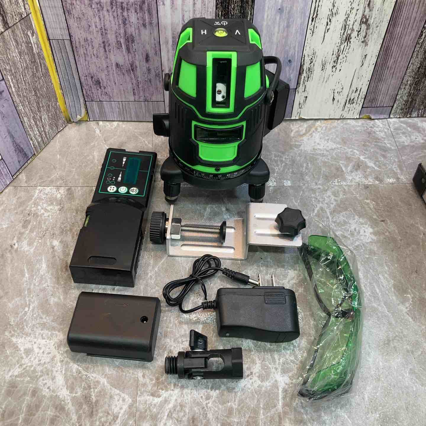 【中古】メーカー・型番不明 墨出し器 グリーンレーザー バッテリ×1・充電器付き ※未校正の為ジャンク品扱い【ハンズクラフト佐賀】 中古品】型式・メーカー不明 グリーンレーザー レーザー墨出し器【八潮