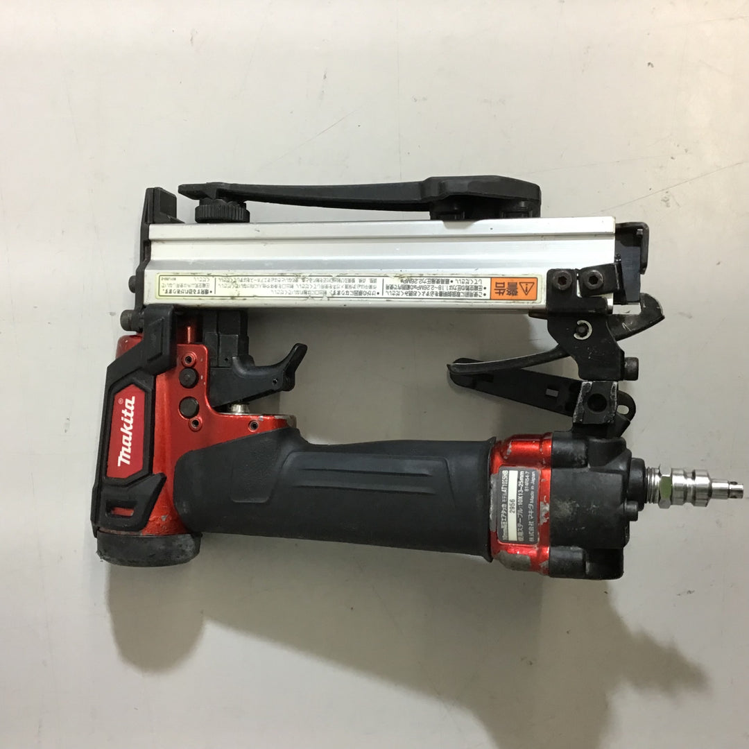 【中古品】〇マキタ(makita) 高圧エアタッカ エアダスタ付 10mm 赤 AT1025HB【戸田店】