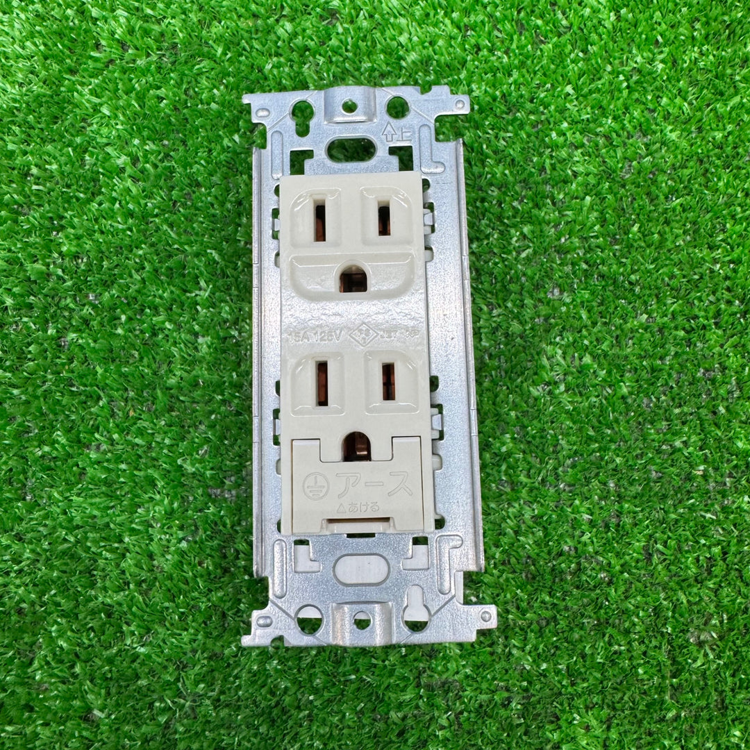 【未使用品】Panasonic パナソニック 埋込アースターミナル付接地ダブルコンセント WN11329 5個入り×13箱　65個【電材館越谷店】
