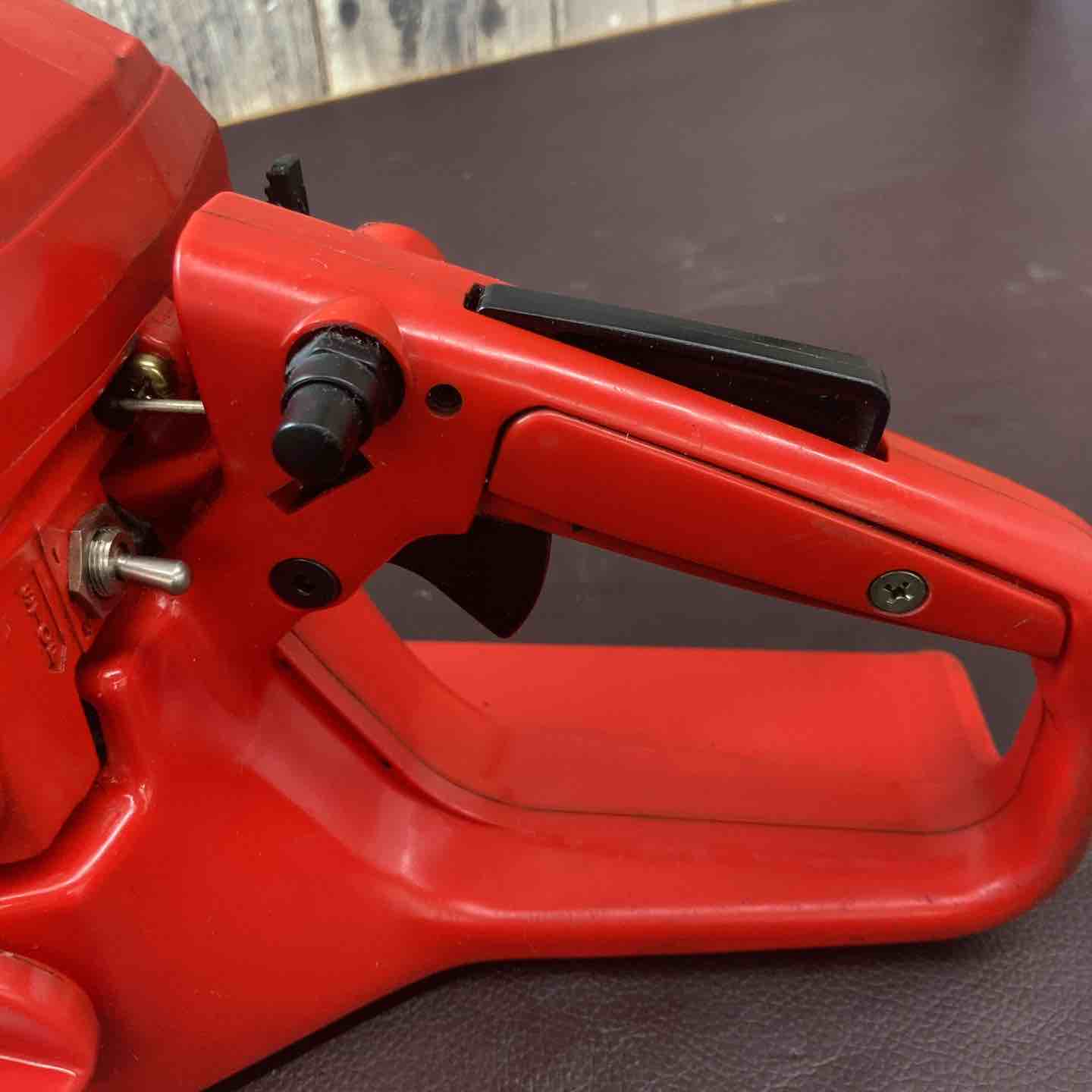 中古品】 新ダイワ(shindaiwa) エンジンチェンソー 400 切断機 木切断