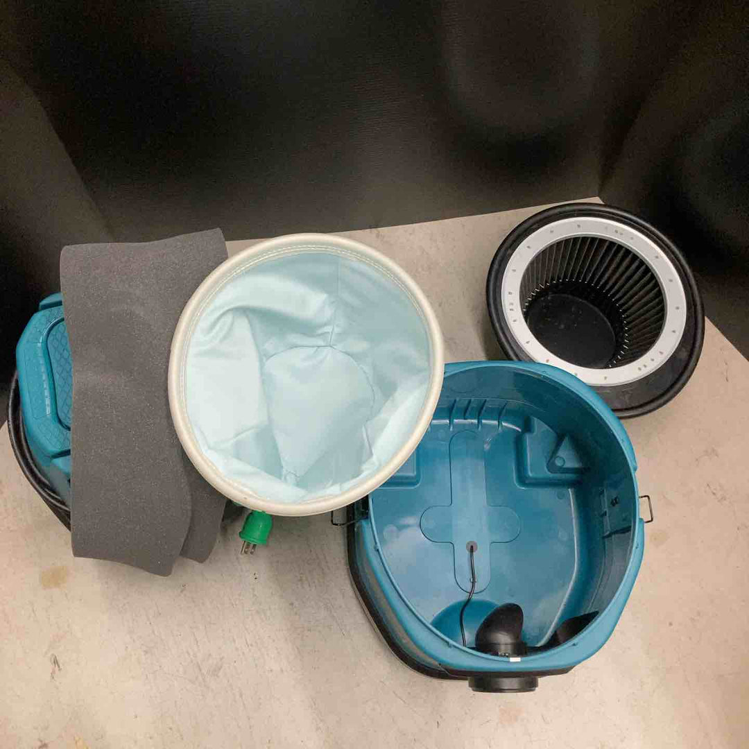 ◇マキタ(makita) 乾式 集じん機 472(P)本体のみ キャスター外層脱落あり、キャスター自体は動きます【戸田店】