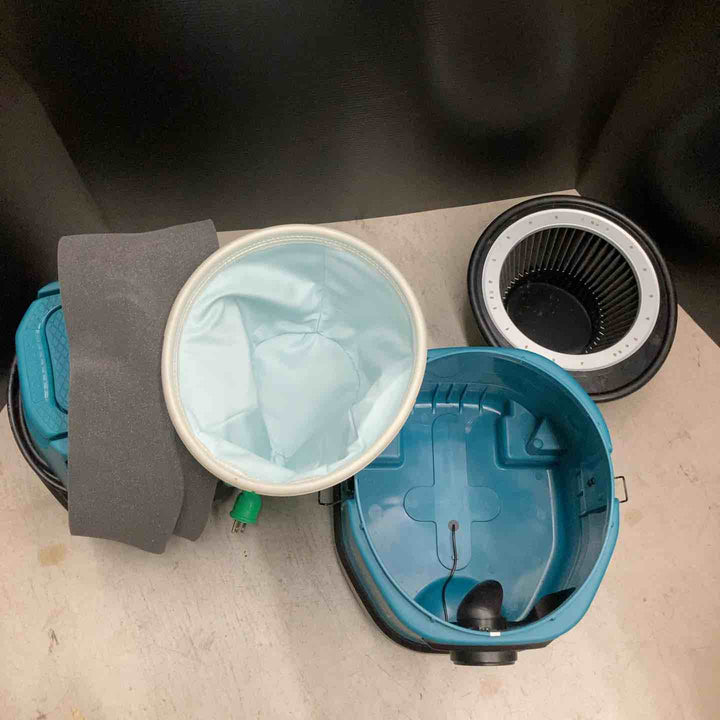 ◇マキタ(makita) 乾式 集じん機 472(P)本体のみ キャスター外層脱落あり、キャスター自体は動きます【戸田店】