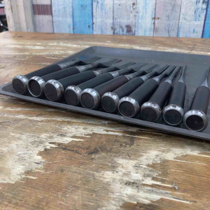 【中古品】　「東俊次」銘 鑿  のみ 10本組 黒檀柄 三ツ裏・四ツ裏 和工具 大工道具【柏店】