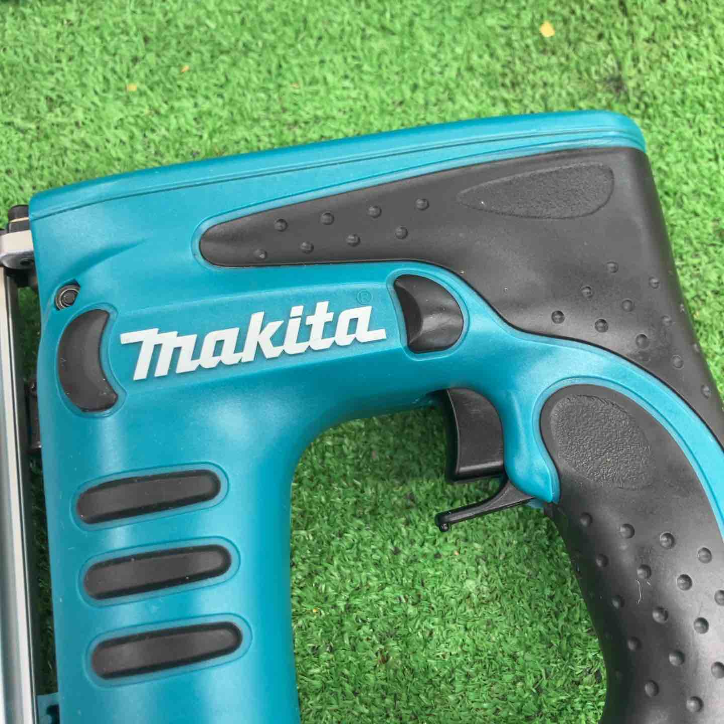 中古品】 マキタ/makita コードレスピンネイラ・PT350DZK 【桶川店 中古品】 マキタ/makita コードレスピンネイラ・PT350DZK 【桶川店