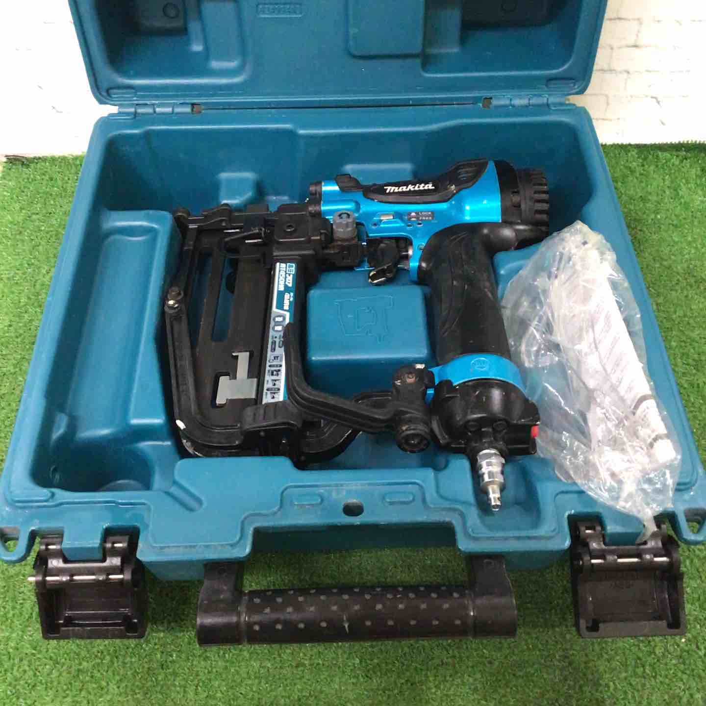 Makita - マキタ　高圧フロアタッカＡＴ４５０HAM Amazon | マキタ(Makita) 高圧フロアタッカ エアダスタ付 4mm 赤