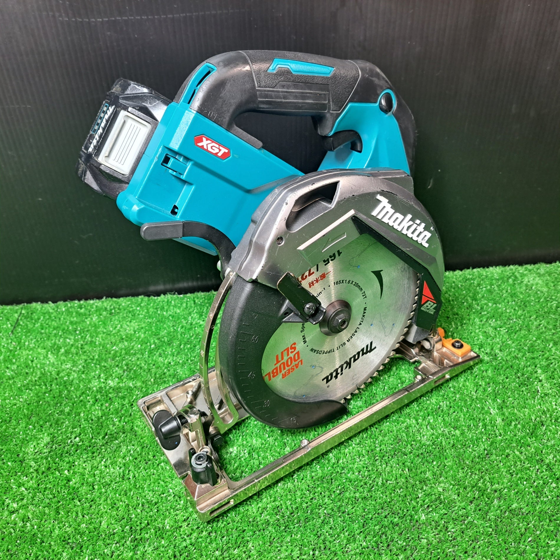 ★マキタ(makita) コードレス丸のこ HS001GZ ◇40Vmax2.5Ahバッテリー2個付【岩槻店】 ☆マキタ(makita) コードレス丸のこ HS001GZ 40Vmax2.5Ahバッテリー