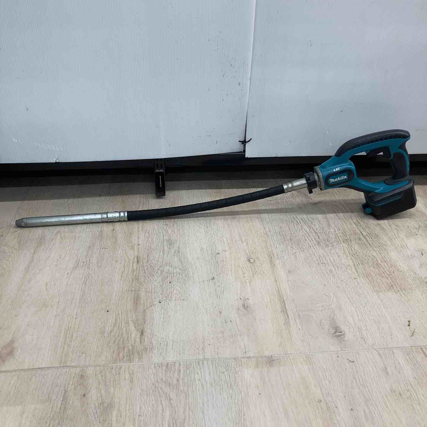 マキタ makita VR251D 充電式コンクリートバイブレーター【リライズ野田愛宕店】【店頭取引限定】【中古】管理番号：2400010107894 ◇Makita マキタ 充電式コンクリートバイブレータ VR350DRFX 付属品