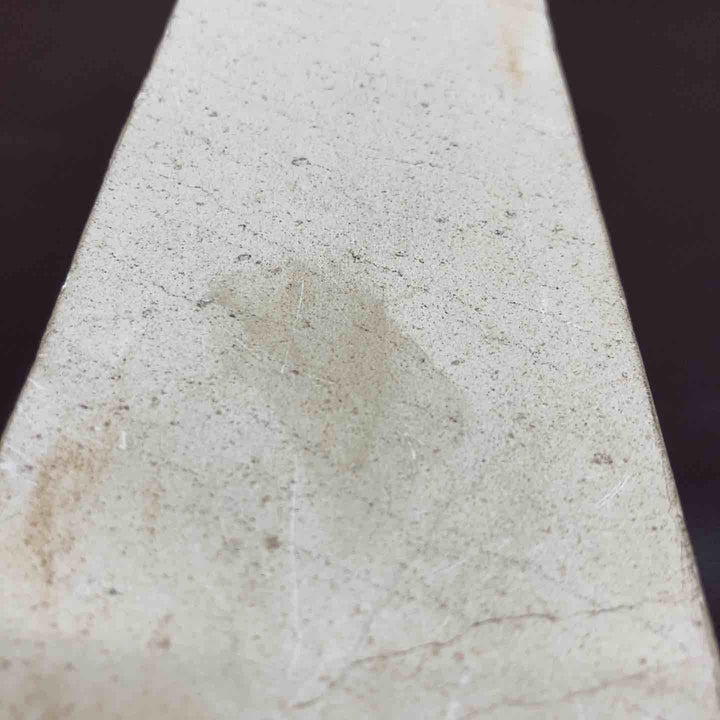 【超希少】 【中古美品】 天然砥石 産地不明 重量2.0Kg(台座含み) 沼田産？ 長さ約215ｘ幅約70ｘ高さ約50 正本山？ 研ぎ 刃物 大工 【東大和店】