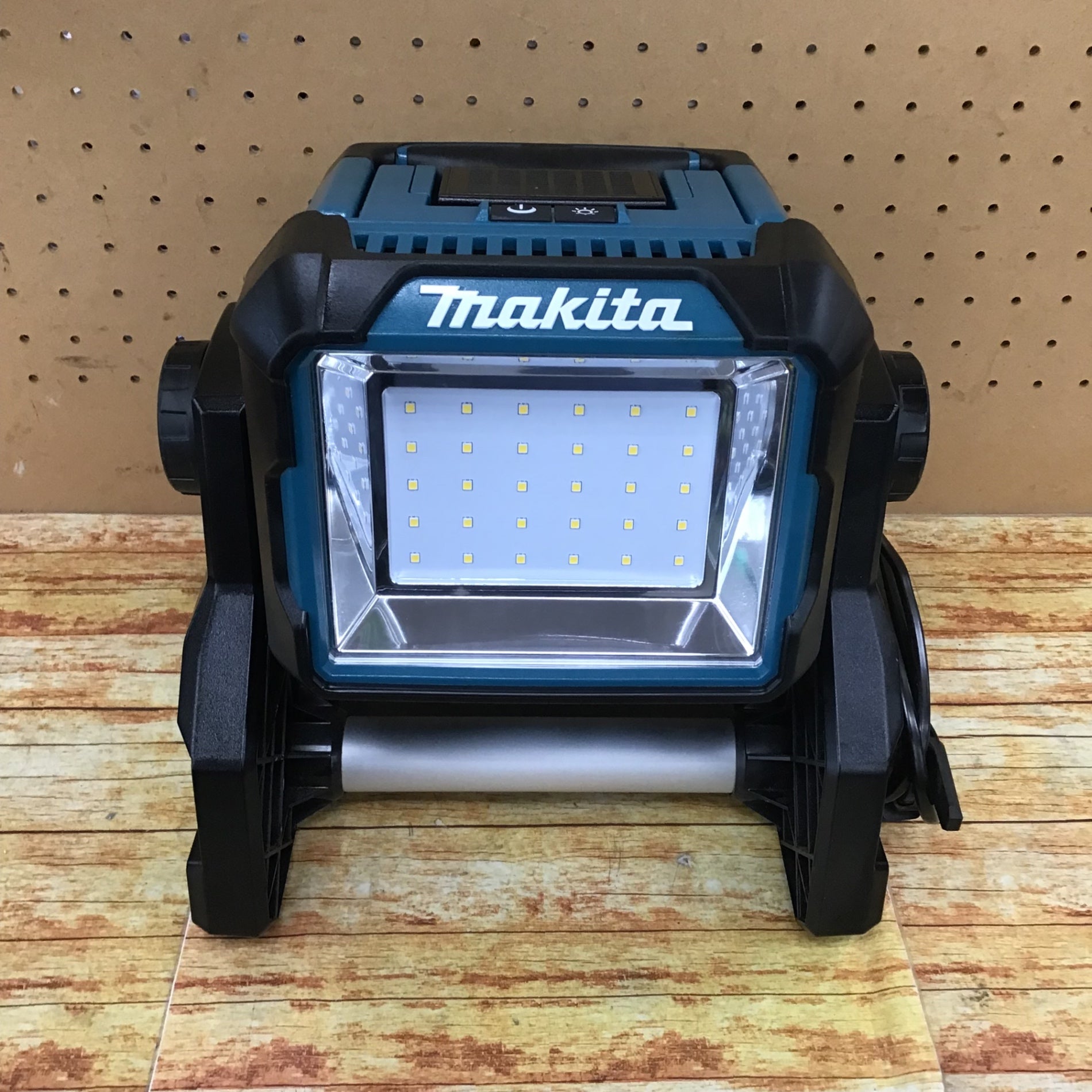 Makita マキタML811 ライト マキタ) 充電式スタンドライト ML811 Makita マキタML811 ライト マキタ) 充電式スタンドライト ML811
