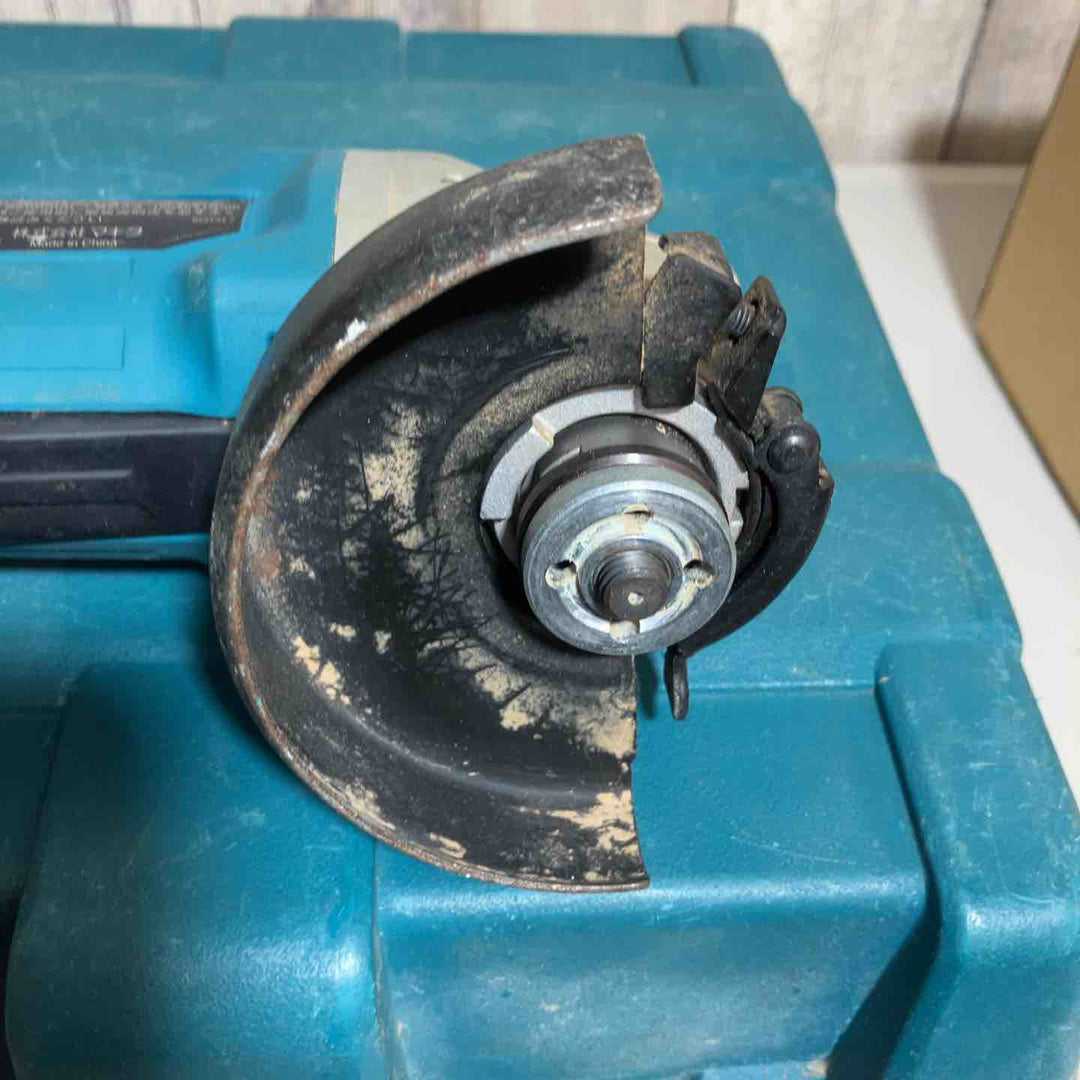 ★マキタ(makita) 100mmコードレスディスクグラインダ GA418DRGX　ダストカバー一部破損【戸田店】