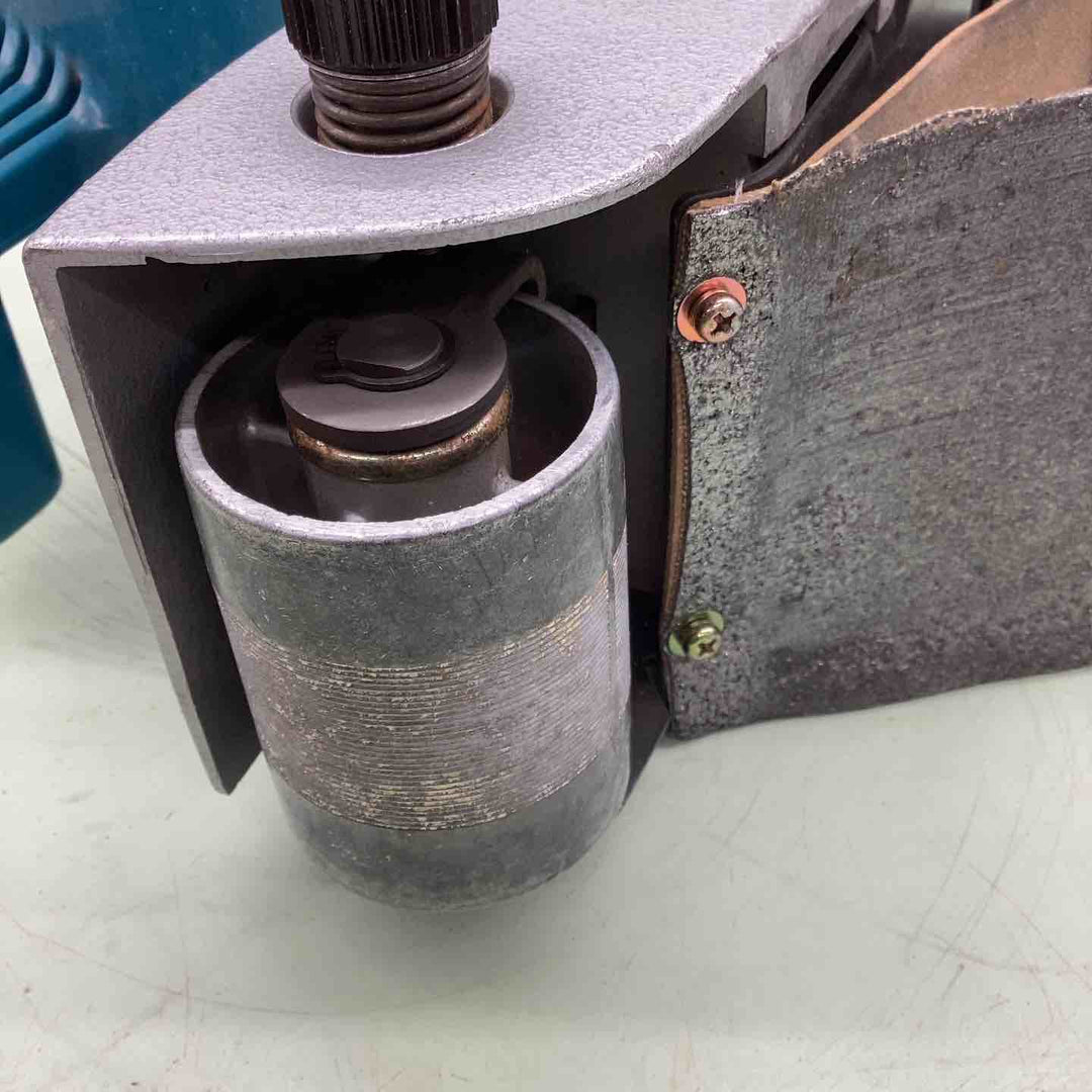 ◇マキタ(makita) ベルトサンダ 9900B 木材 金属 樹脂 石材 バリ取り 面取り 研磨 サビの剥離 平滑 研磨作業 手持ち 据え置き  【越谷店】