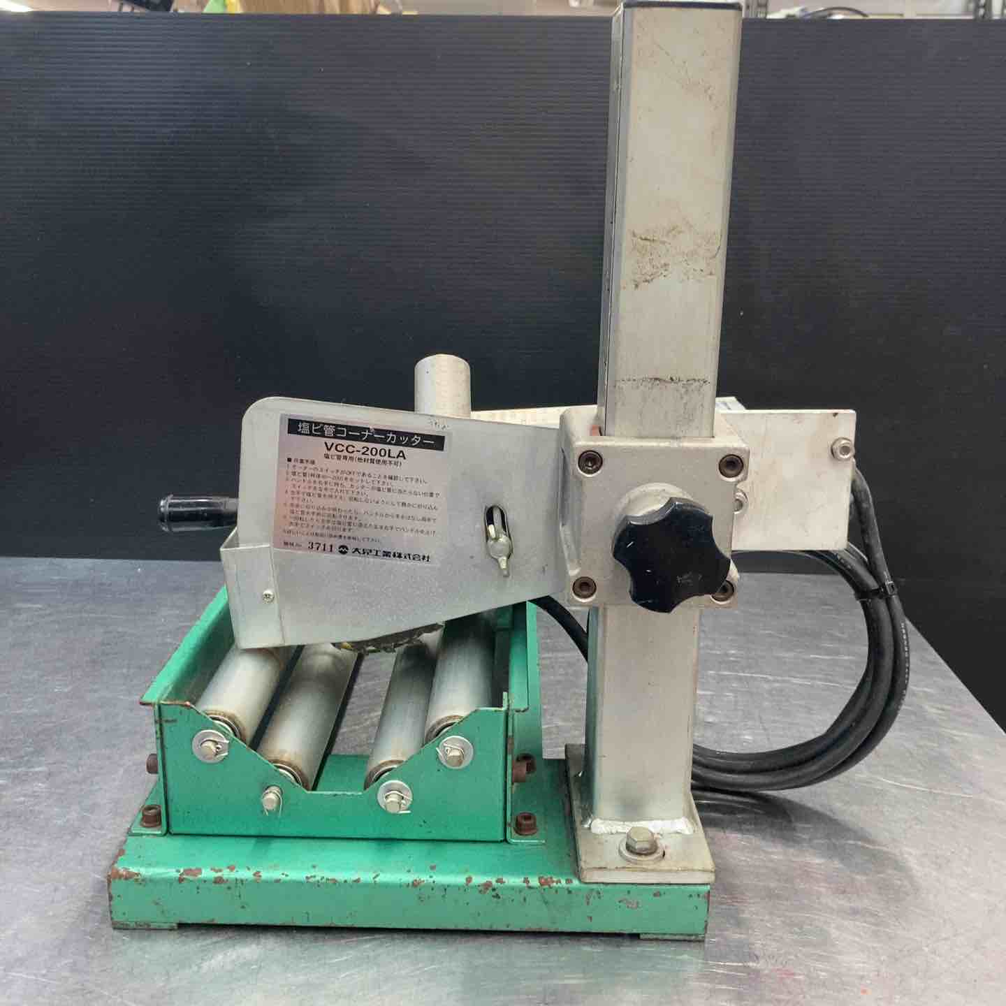 大見工業 VCC-200LA 塩ビ用カッタ【市川行徳店】【店頭取引限定】【中古】管理番号：ITBGZSPJLJ20 大見工業 塩ビ管コーナーカッター VCC-200LA-ST かんだ！