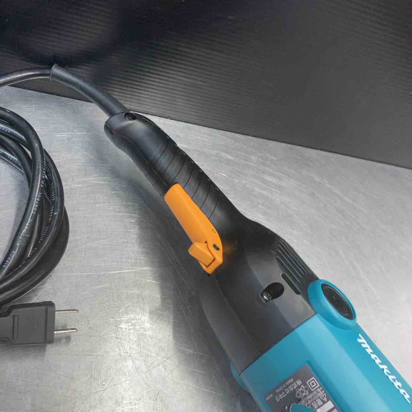 中古品】 マキタ(makita) 180mm電子ディスクグラインダ GA7011C 【東大