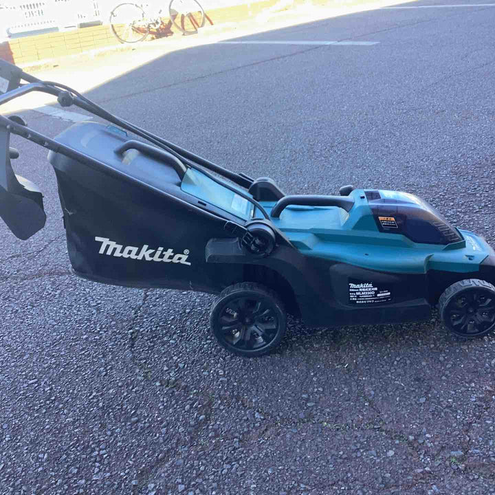 【店頭受取り限定】マキタ(Makita) 330ミリ充電式芝刈機 18V バッテリ、充電器別売 MLM330DZ 青【越谷店】