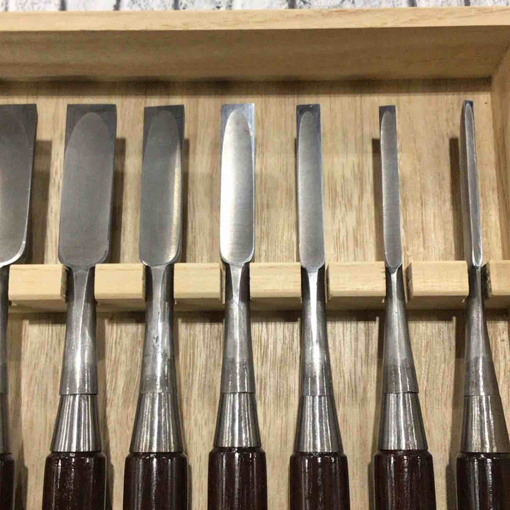山弘作 奴鑿 10本組 木目仕上げ 朱丹柄 桐箱付属 【川口店】