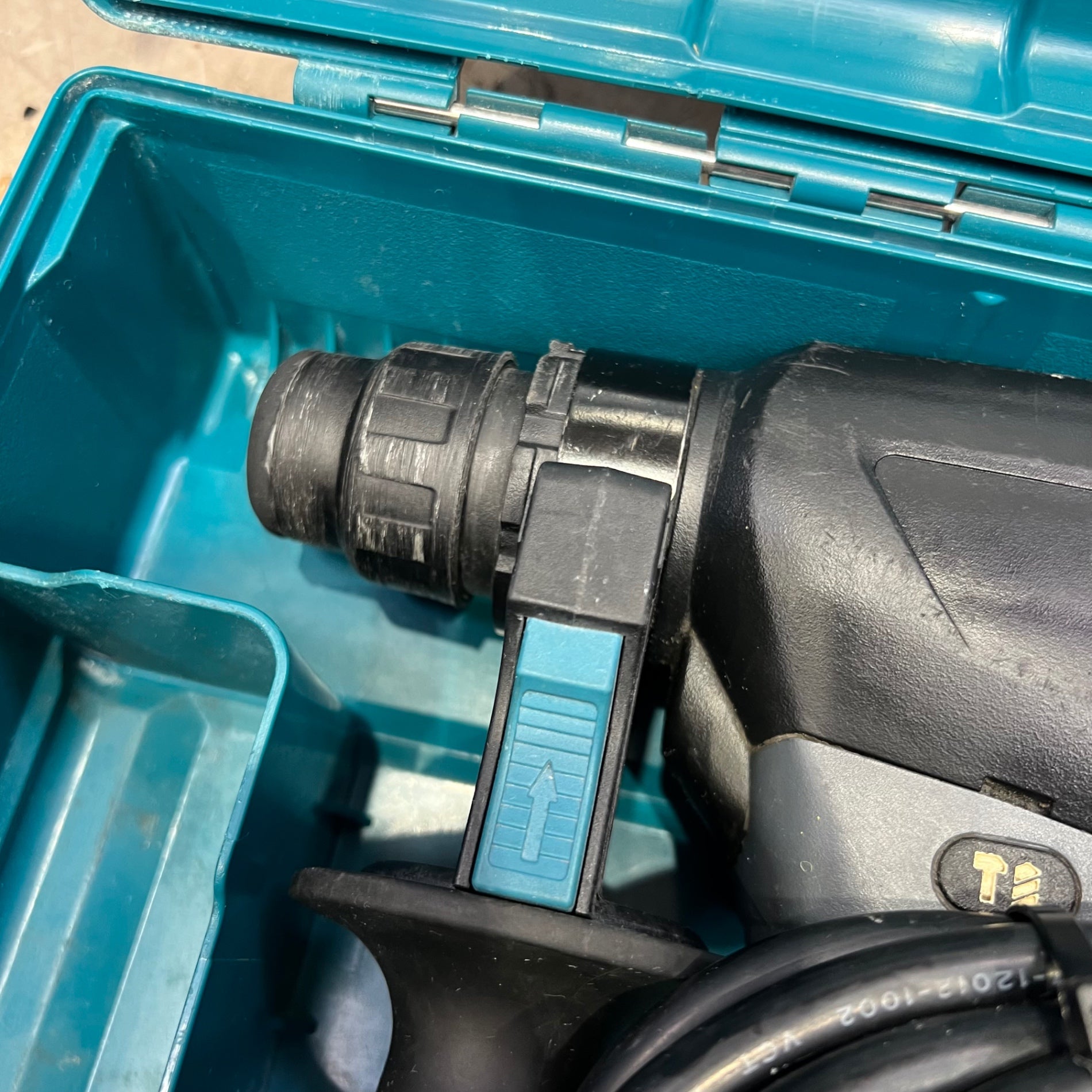★マキタ(makita) ハンマドリル HR2601F【町田店】 Amazon | マキタ ハンマドリルAC100V式 26mm SDS+ HR2601F