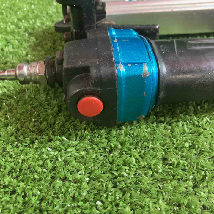 ◇マキタ(makita) 高圧エアタッカ エアダスタ付 10mm 赤 AT1025HB【川崎店】