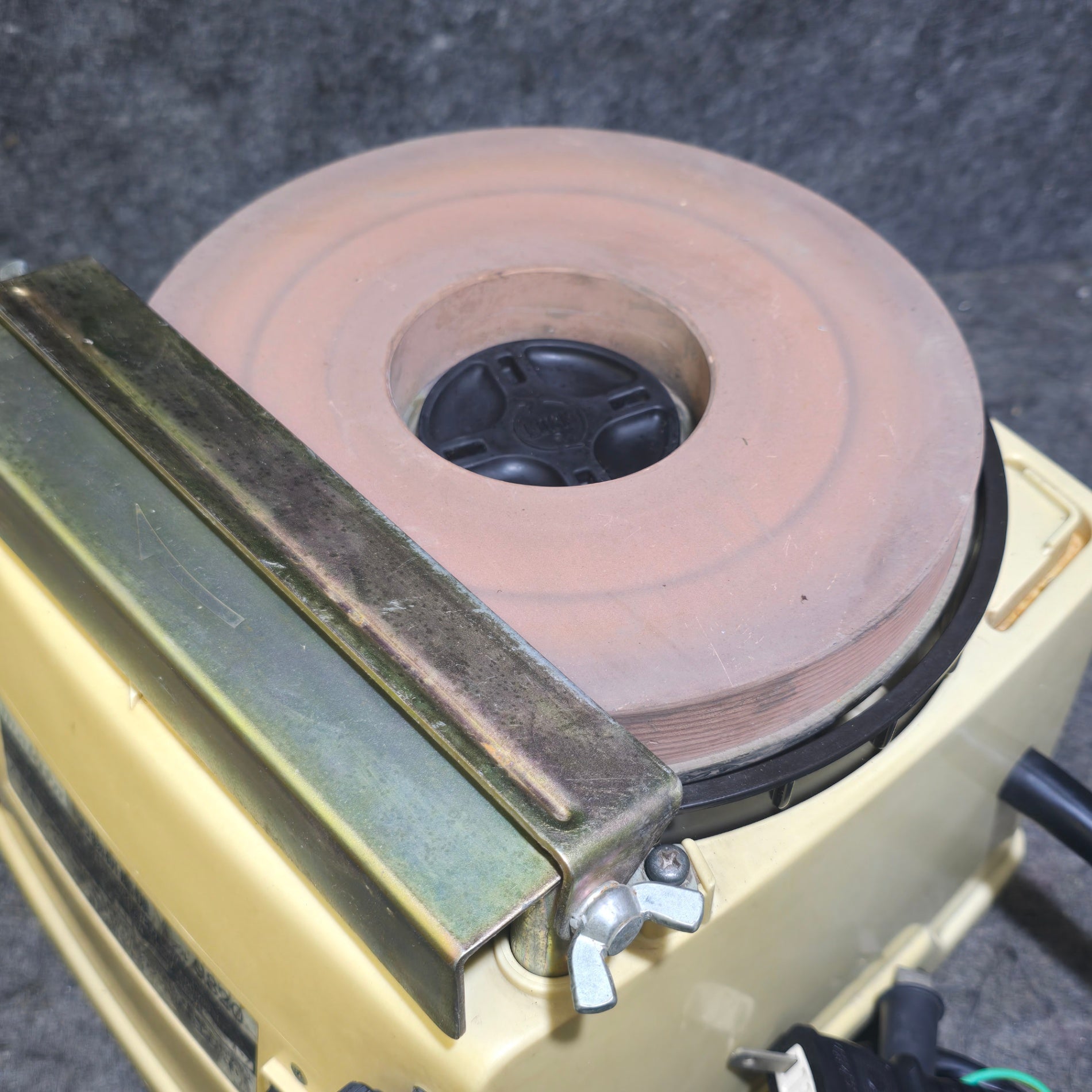 中古品・中古替え砥石付き！】マキタ(makita) 刃物研磨機 9820【桶川店