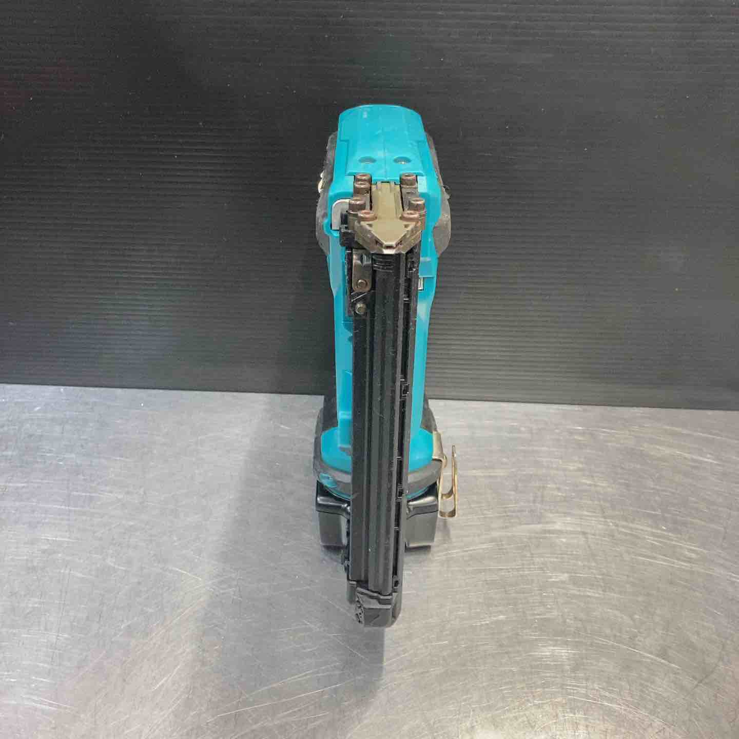 中古品】 マキタ 充電式35mm面木釘打ち機 FN350DZ 18V バッテリー1個