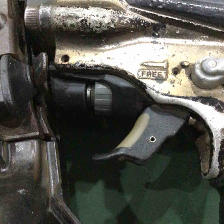 ◇HiKOKI(ハイコーキ) 高圧ロール釘打機 アブソリュートブラック パワー切替機構・エアダスタ付 NV65HR2(SAB)【川口店】