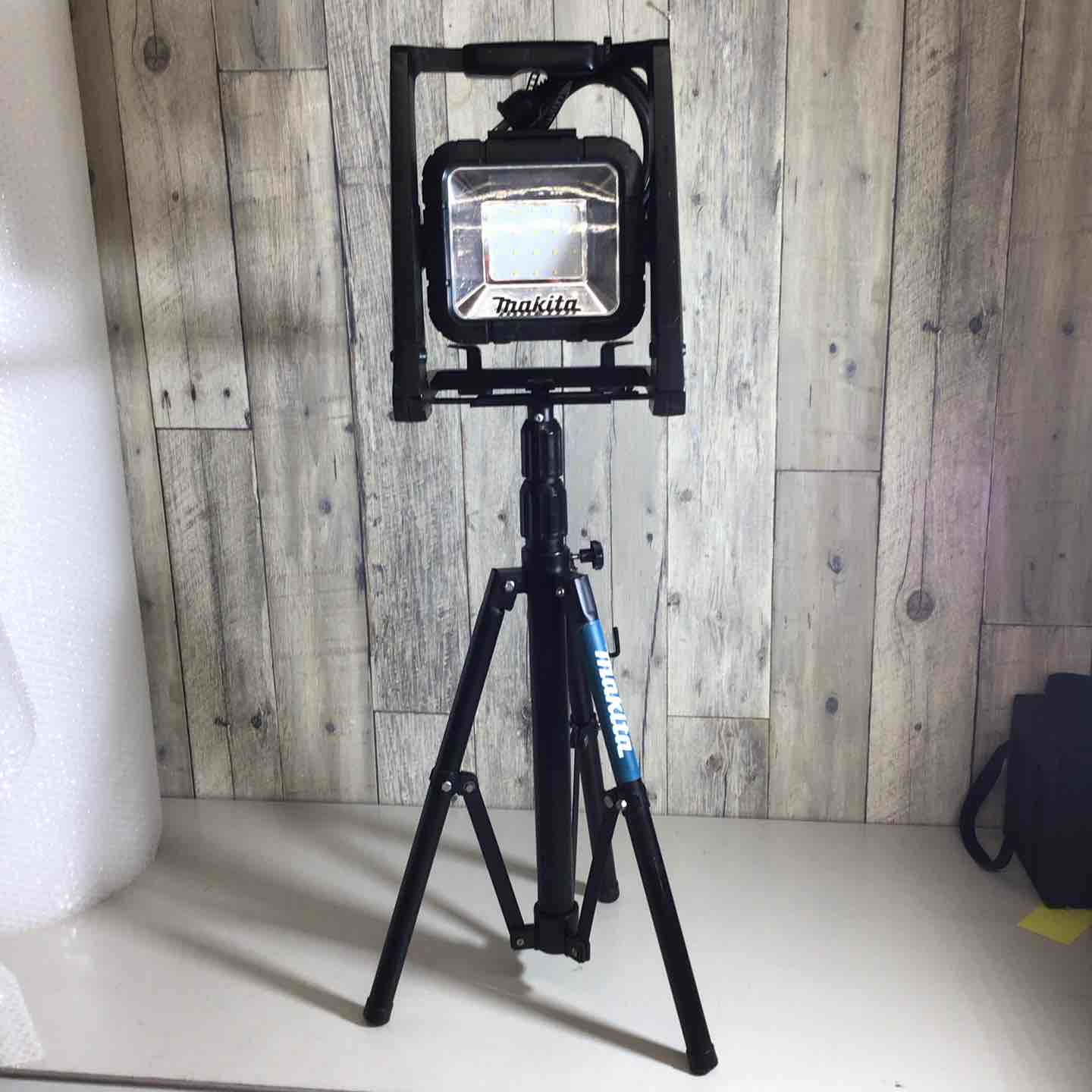 ★マキタ(makita) コードレスLEDスタンドライト ML805【戸田店】 ☆マキタ(makita) コードレスLEDスタンドライト ML805【戸田店