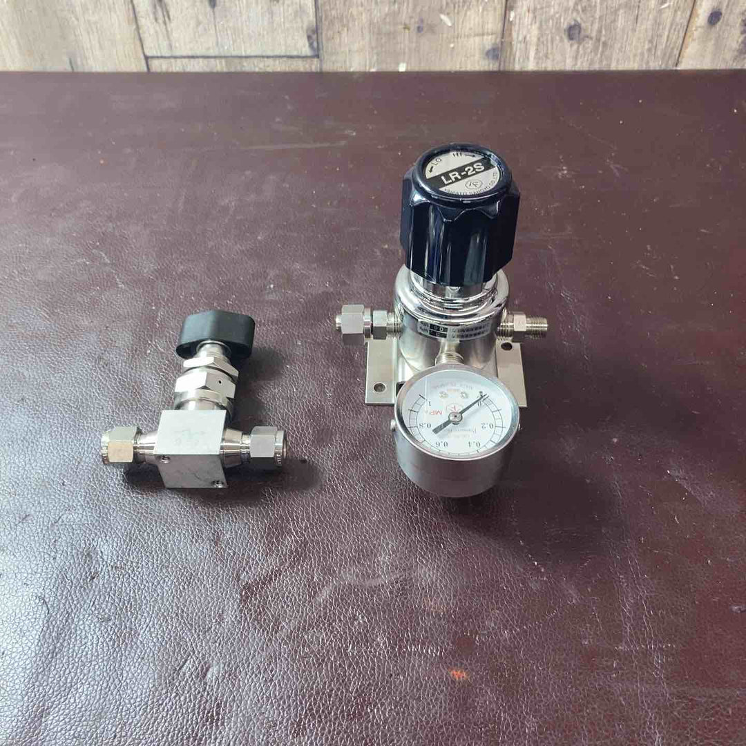 【中古美品】 ヤマト産業(YAMATO)/フジキン(FUJIKIN) 分析機用ライン圧力調整器 LR-2S バルブ 【東大和店】
