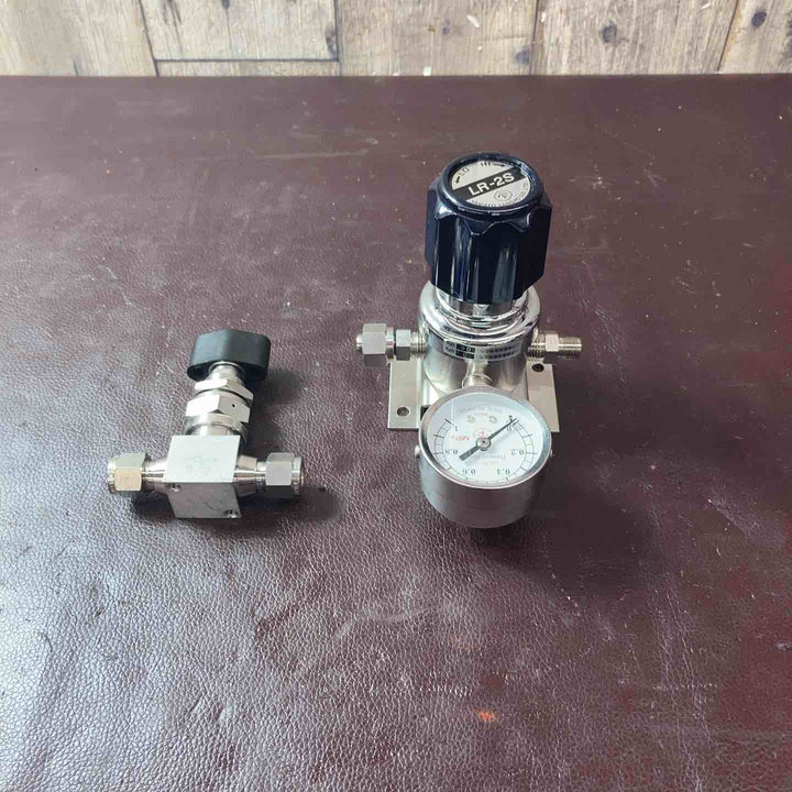 【中古美品】 ヤマト産業(YAMATO)/フジキン(FUJIKIN) 分析機用ライン圧力調整器 LR-2S バルブ 【東大和店】