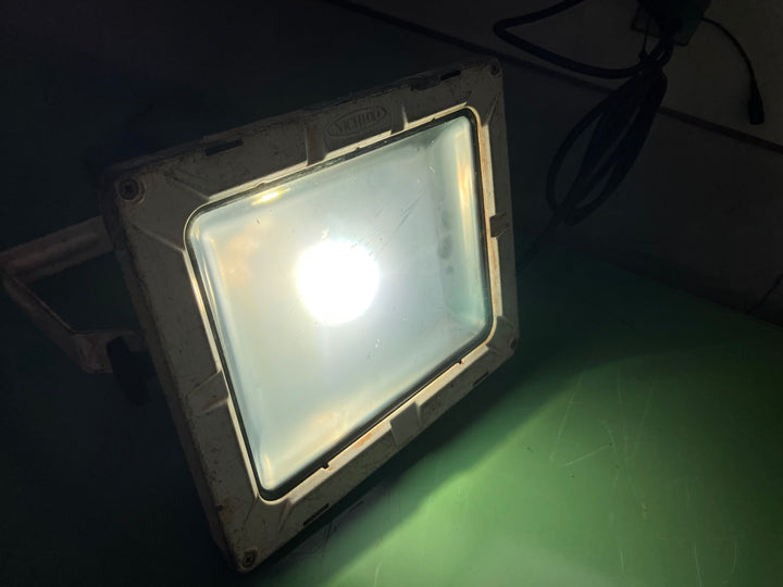 ◇日動工業 NICHIDO LEDエコナイター 防雨型 50W(レフ球300Wの2倍相当) 色温度3000K 本体色:白 LEN-50D-ES-WS【狭山】