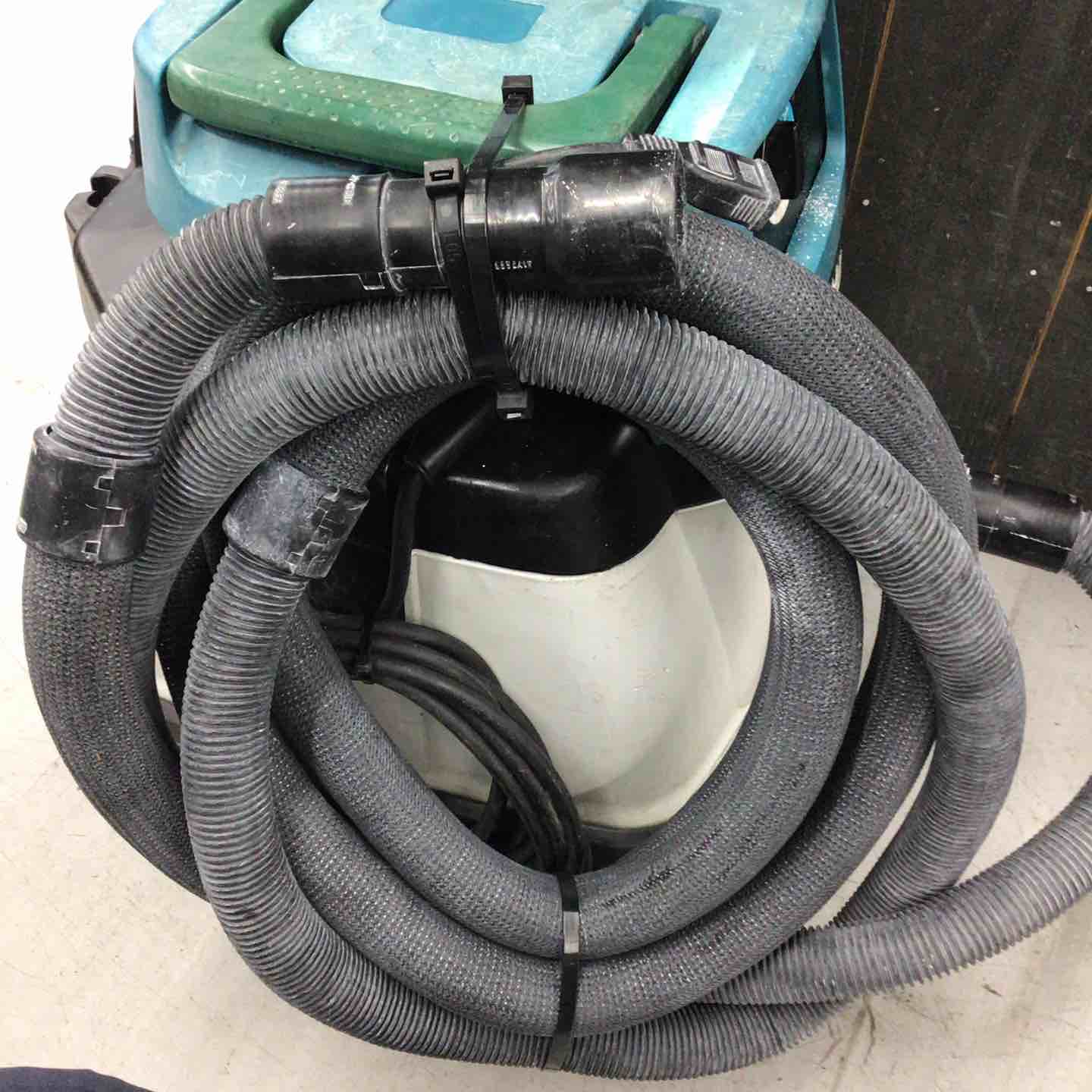 中古品】マキタ 型番不明 ホース付き 集じん機【戸田店】 – アクト