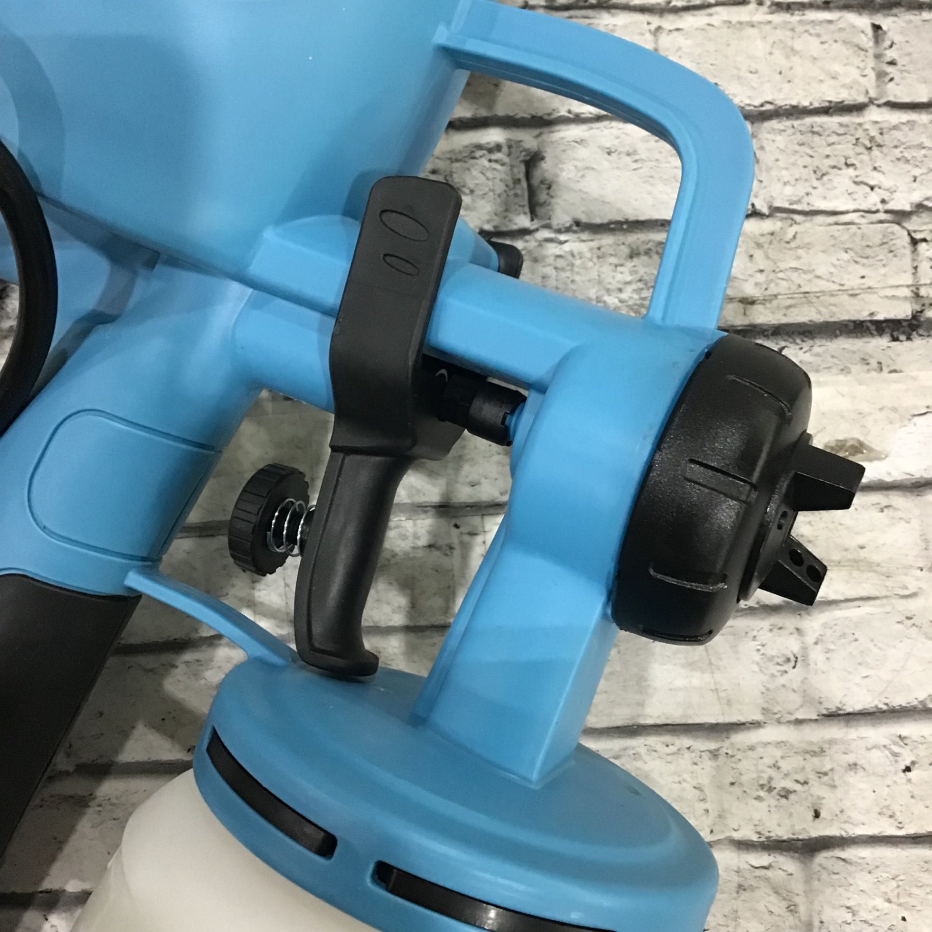 家庭用小型電動塗装機 ペンキ屋くん コンプレッサー要らずでスプレー