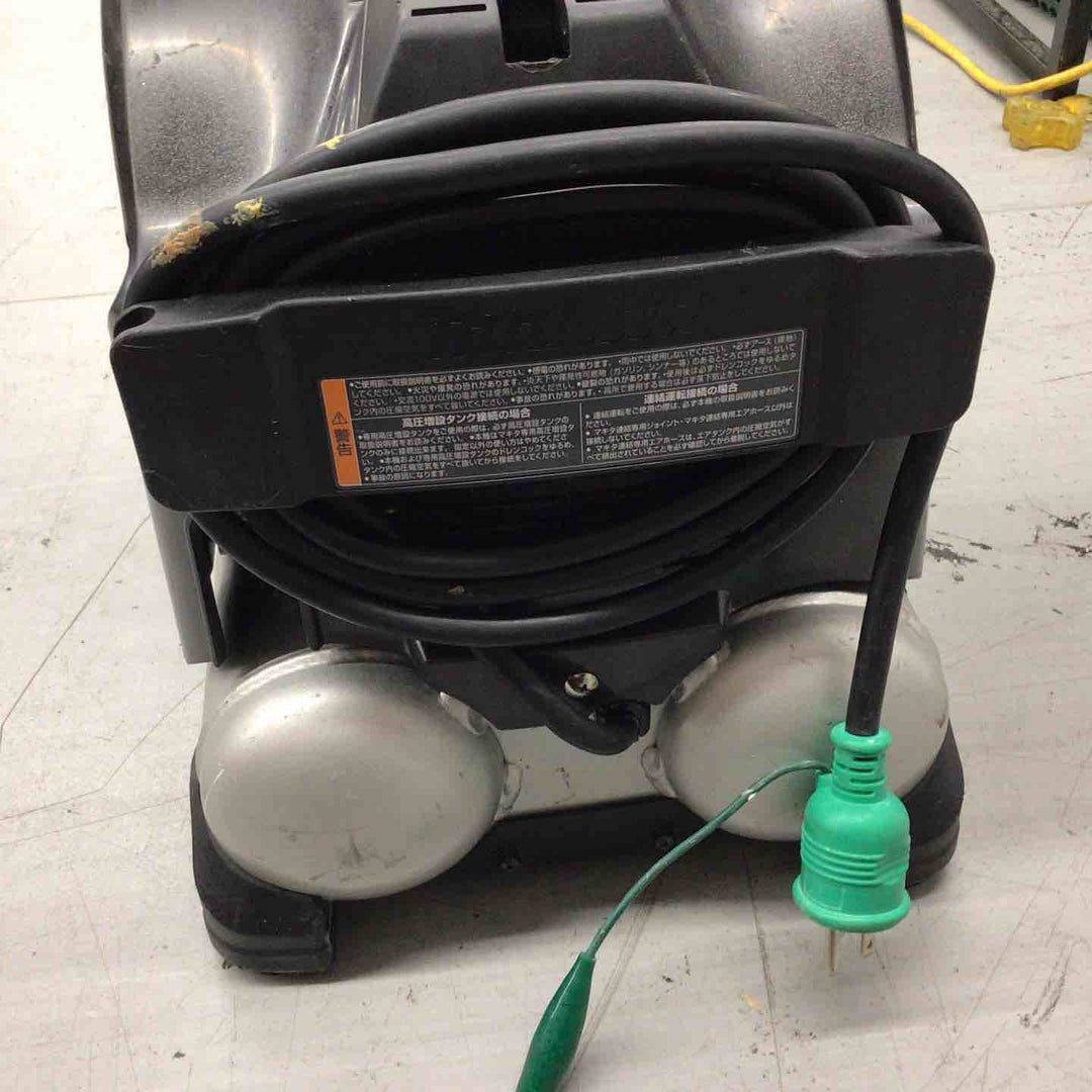 ★マキタ(makita) エアコンプレッサー AC462XS エア充填時間：約4分30秒、ビス2本欠品【戸田店】