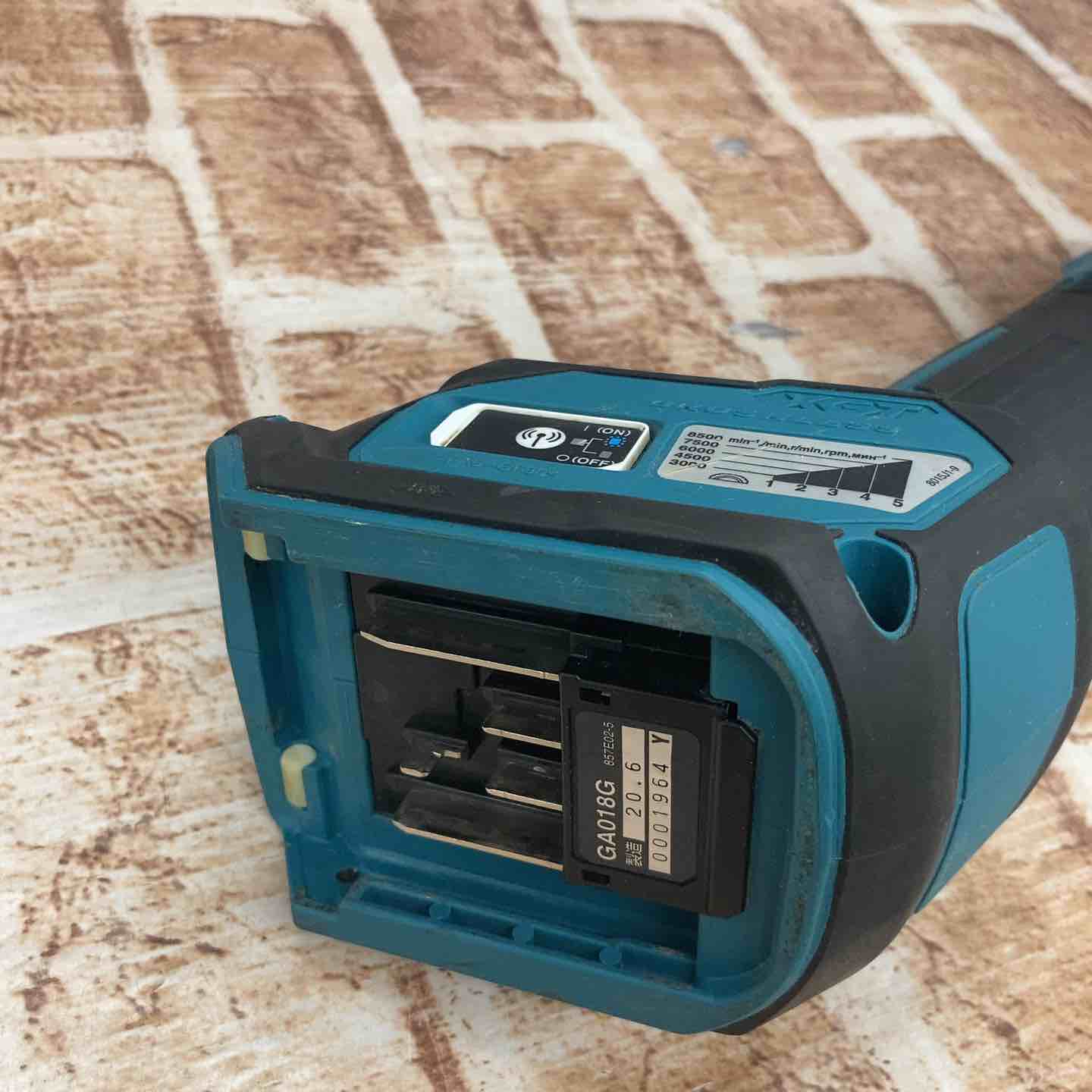 【中古品】マキタ(makita) 125mmコードレスディスクグラインダ GA018GRMX【所沢店】 中古品】マキタ(makita) 125mmコードレスディスクグラインダ GA018GRMX